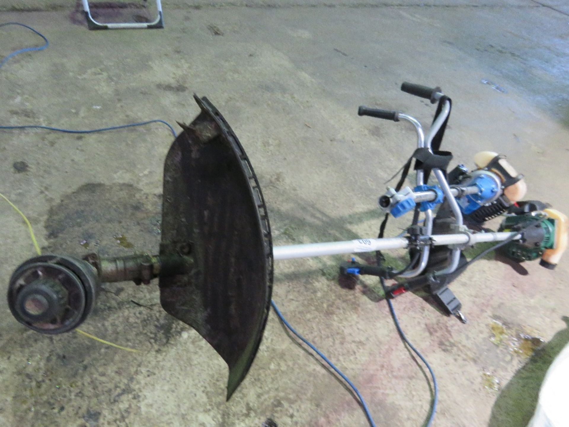 PETROL STRIMMER PLUS A DRIVE HEAD UNIT. THIS LOT IS SOLD UNDER THE AUCTIONEERS MARGIN SCHEME, THE - Image 4 of 4