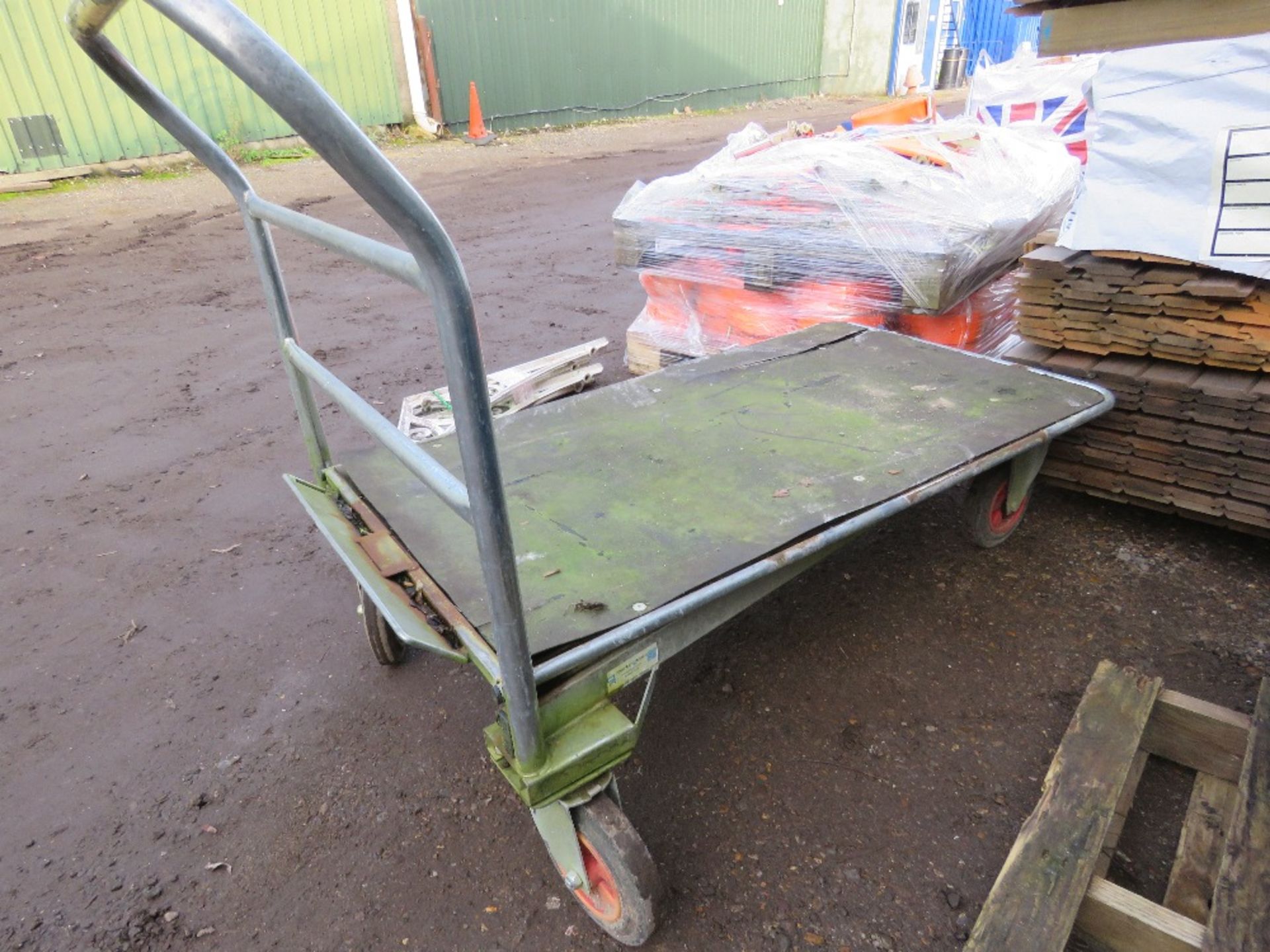 4 WHEELED WHAREHOUSE TROLLEY. THIS LOT IS SOLD UNDER THE AUCTIONEERS MARGIN SCHEME, THEREFORE NO - Image 2 of 2