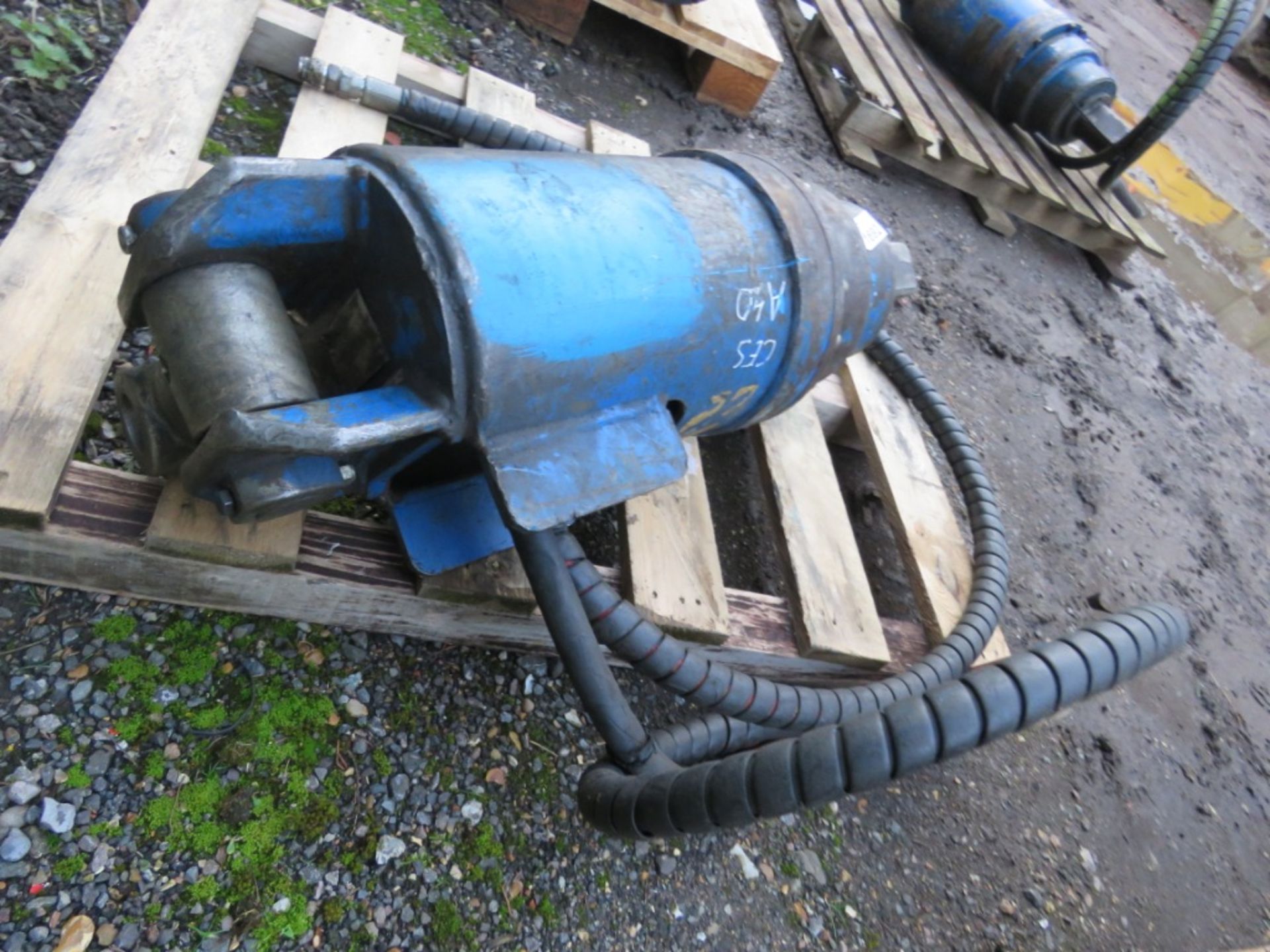 LARGE SIZED EXCAVATOR MOUNTED AUGER DRIVE HEAD. 75MM SQUARE DRIVE HEAD, 45MM TOP PIN SIZE APPROX. - Image 2 of 3