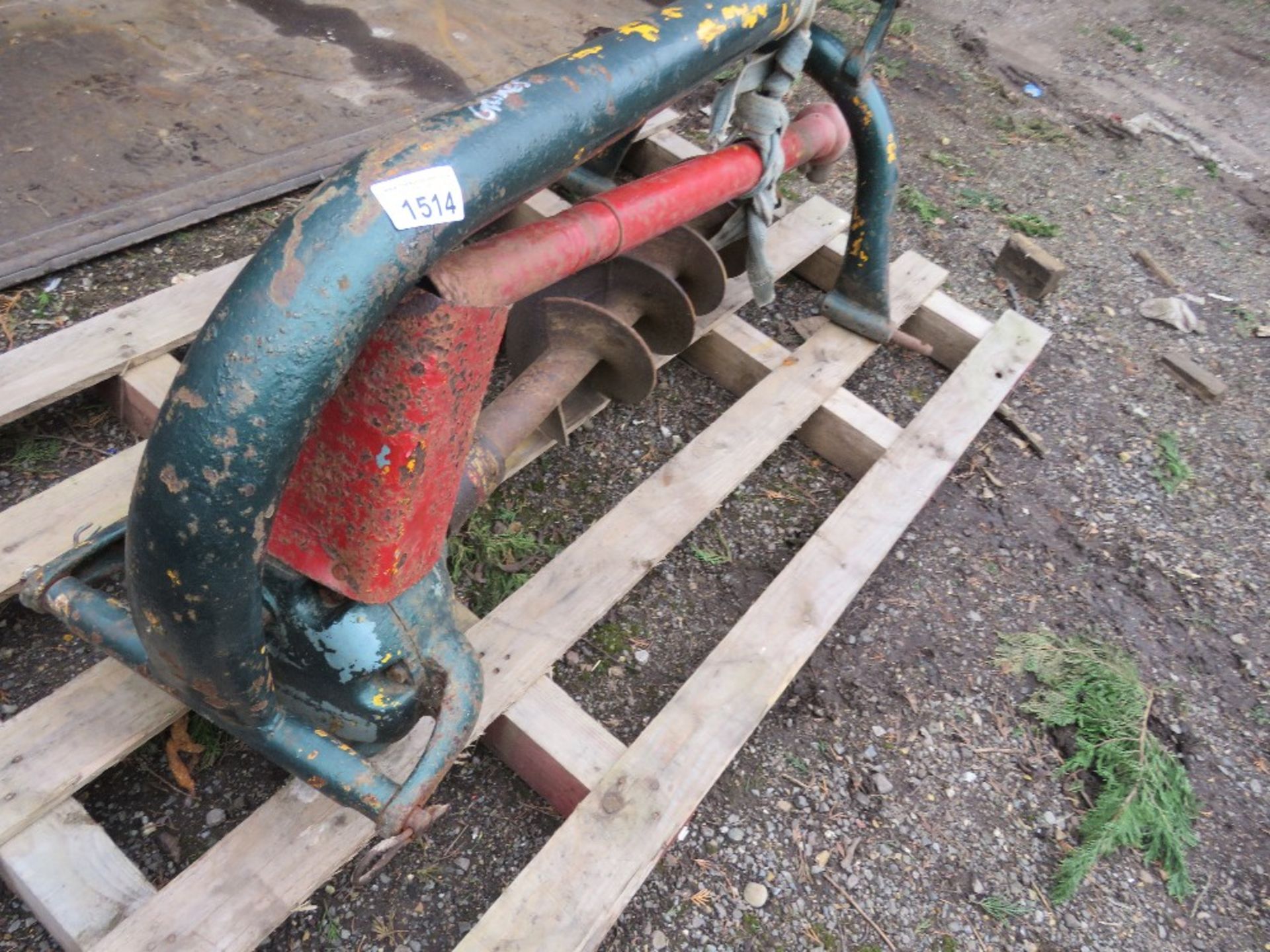 TRACTOR MOUNTED PTO DRIVEN POST HOLE BORER. THIS LOT IS SOLD UNDER THE AUCTIONEERS MARGIN SCHEME - Image 2 of 3