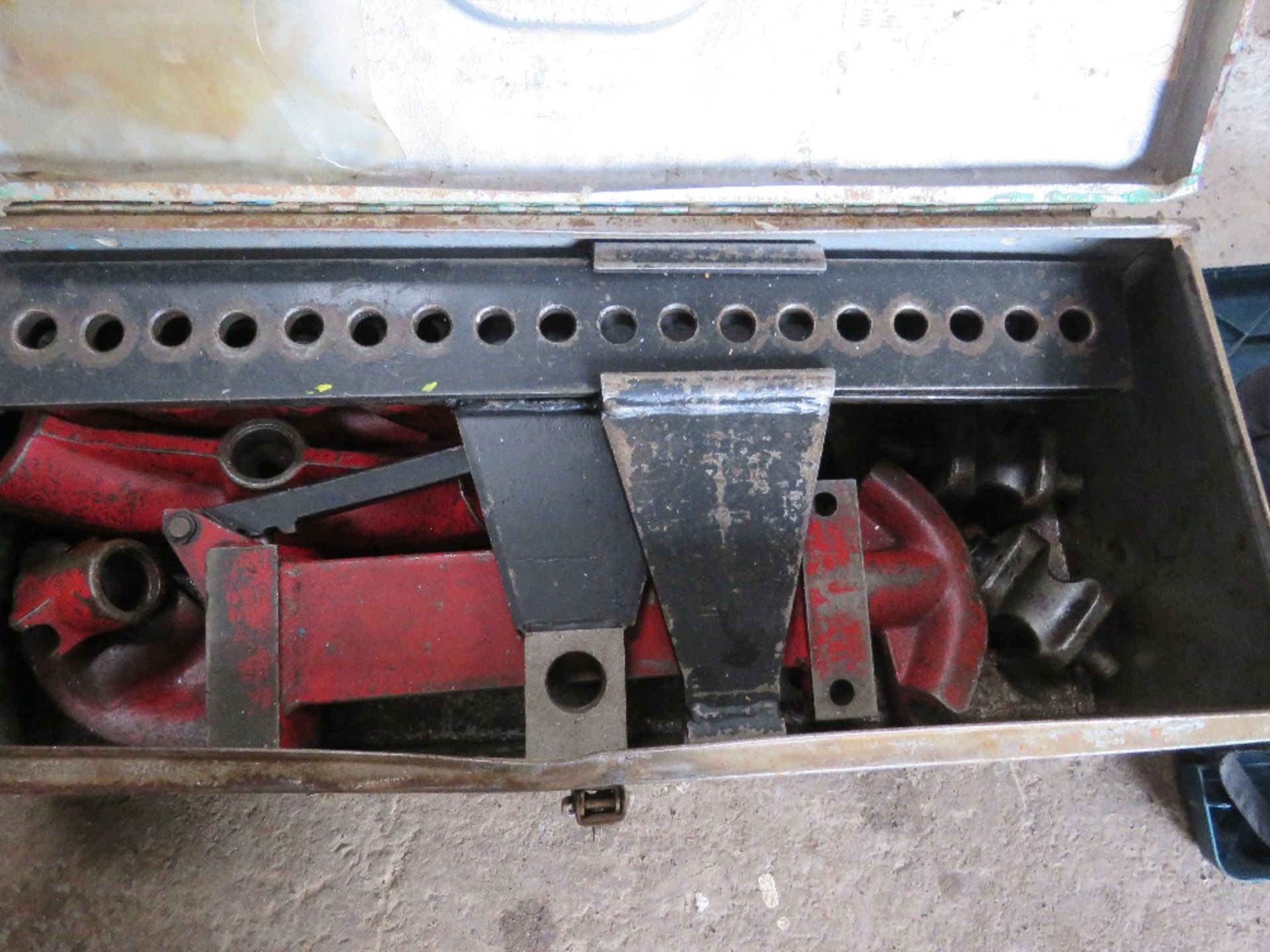 HEAVY DUTY HYDRAULIC PIPE BENDING SET IN A BOX. (VERY HEAVY!!) SOURCED FROM LOCAL DEPOT CLOSURE. - Image 4 of 4