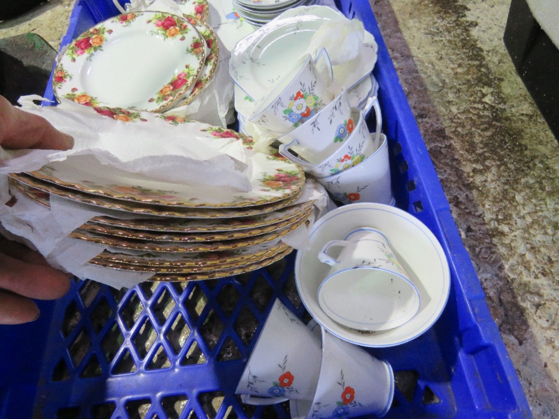 CROCKERY AND TEA SERVICE, MAINLY ROYAL ALBERT OLD COUNTRY ROSES TYPE, PLUS OTHERS. THIS LOT IS SO - Image 5 of 7