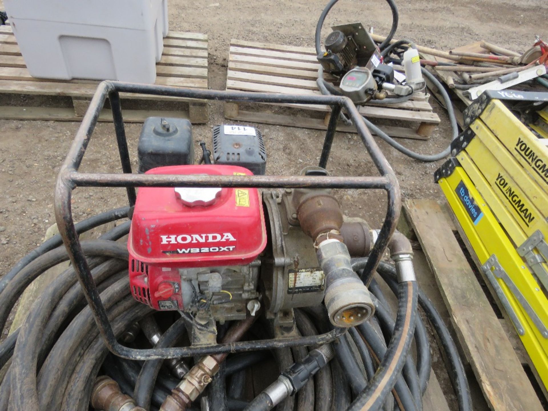 PETROL ENGINED FUEL TRANSFER PUMP PLUS A LARGE QUANTITY OF HOSE. SOURCED FROM COMPANY LIQUIDATION. - Image 5 of 7