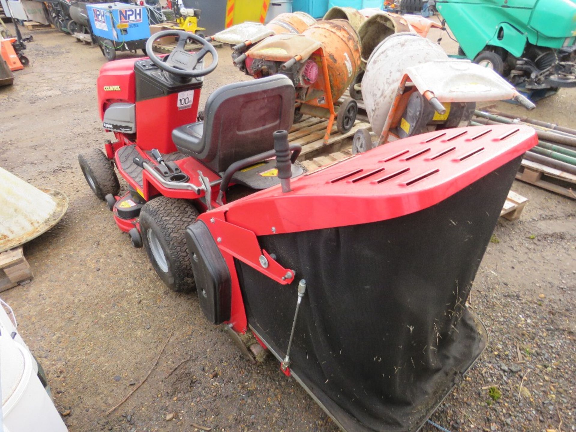 COUNTAX C300H RIDE ON MOWER WITH COLLECTOR. WHEN TESTED WAS SEEN TO START, RUN, DRIVE AND MOWERS ENG - Image 4 of 7
