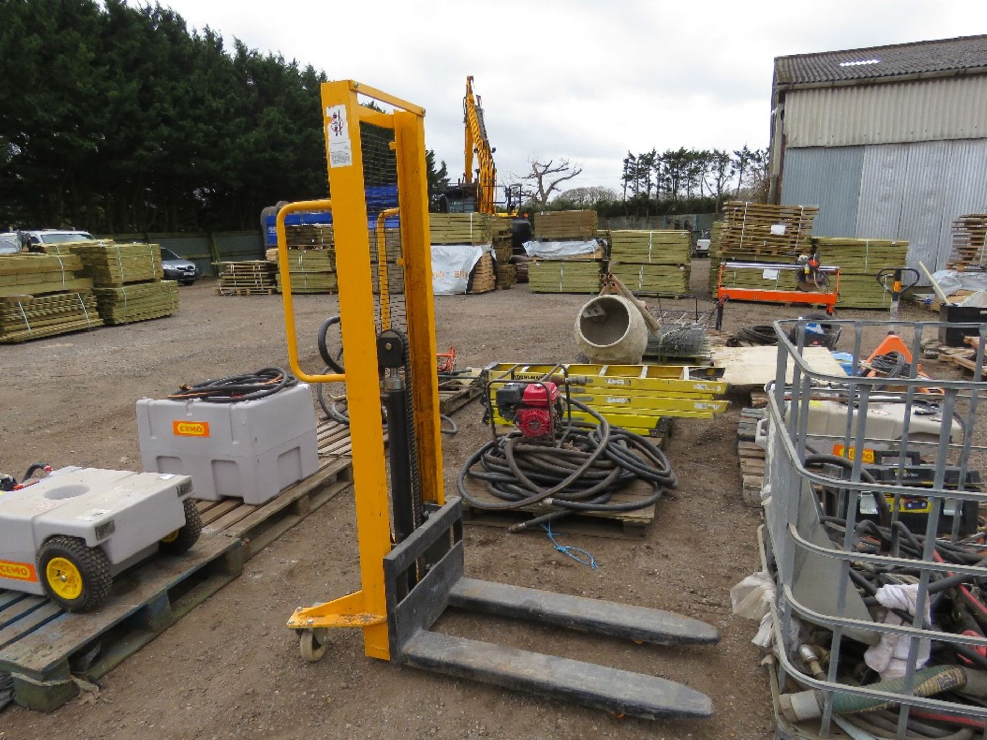 HAND STACKER MANUAL OPERTAED FORKLIFT TRUCK, 1 TONNE MAXIMUM CAPACITY. SOURCED FROM COMPANY LIQUIDA