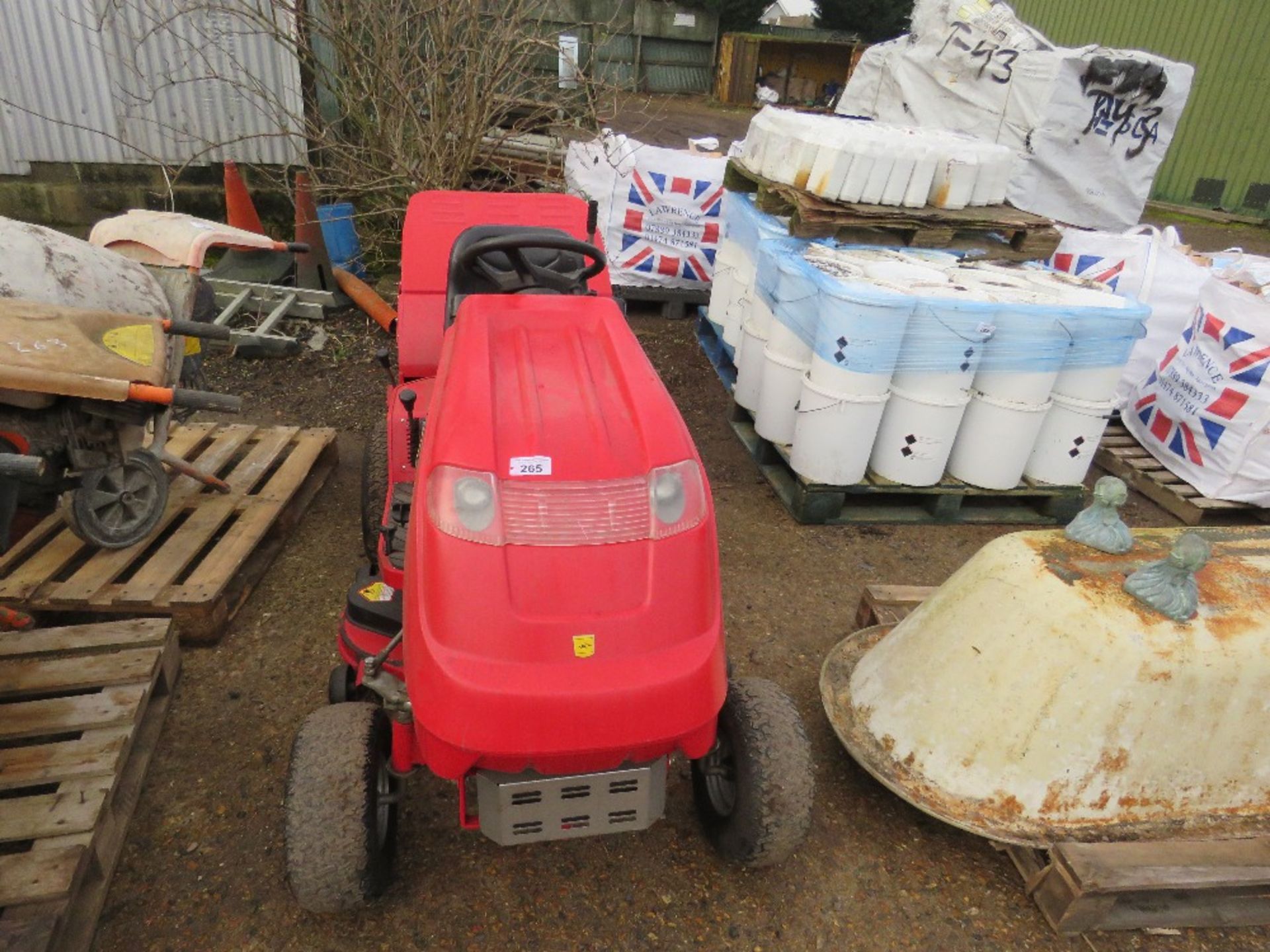 COUNTAX C300H RIDE ON MOWER WITH COLLECTOR. WHEN TESTED WAS SEEN TO START, RUN, DRIVE AND MOWERS ENG - Image 3 of 7