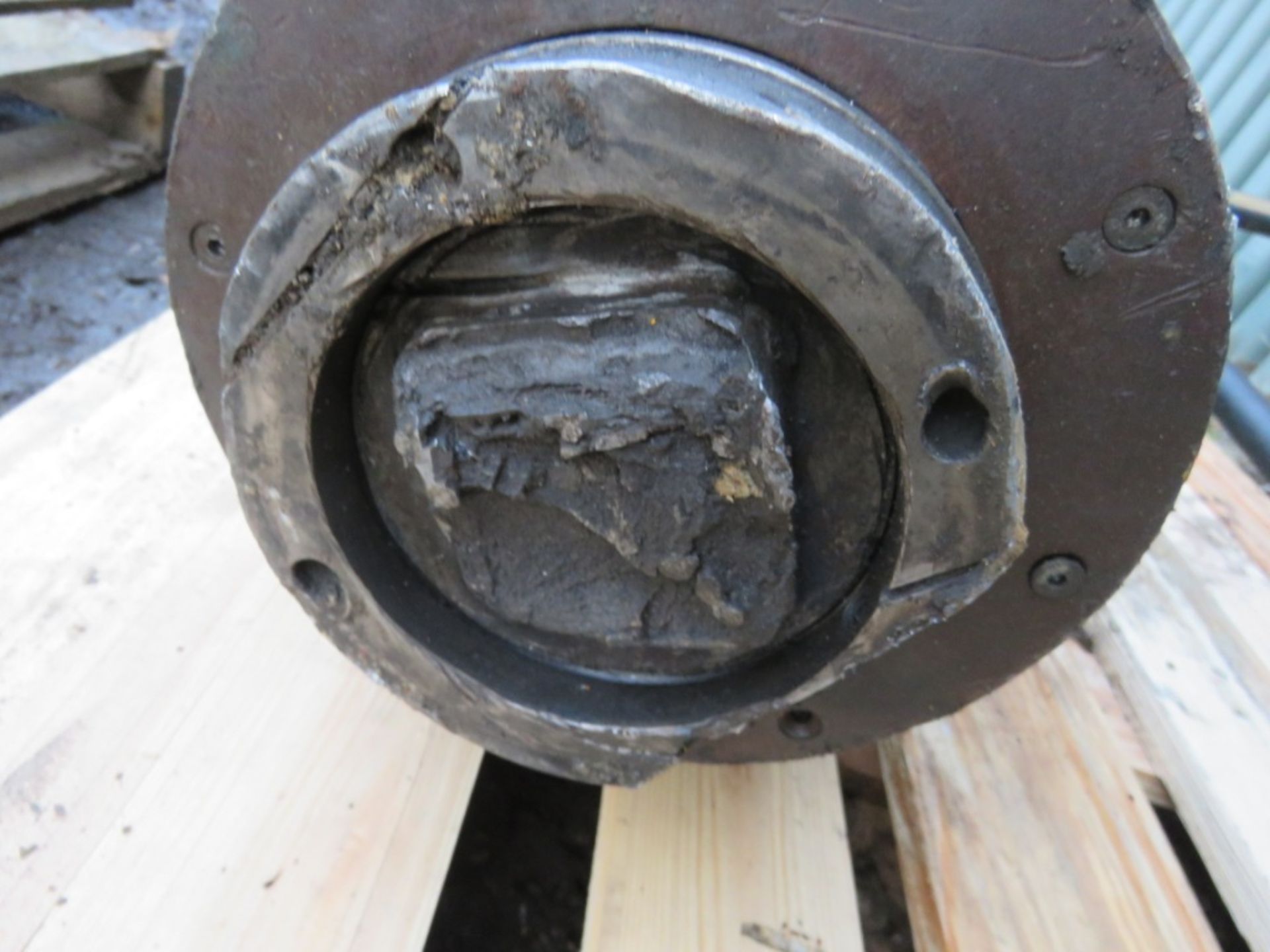 LARGE SIZED EXCAVATOR MOUNTED AUGER DRIVE HEAD. 75MM SQUARE DRIVE HEAD (REQUIRES REPLACEMENT), 45MM - Image 3 of 3