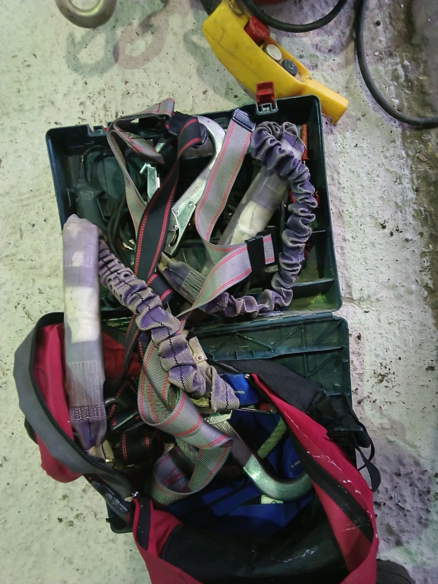 BOSCH 110VOLT DRILL PLUS SAFETY HARNESS ETC. THIS LOT IS SOLD UNDER THE AUCTIONEERS MARGIN SCHEME - Image 2 of 3