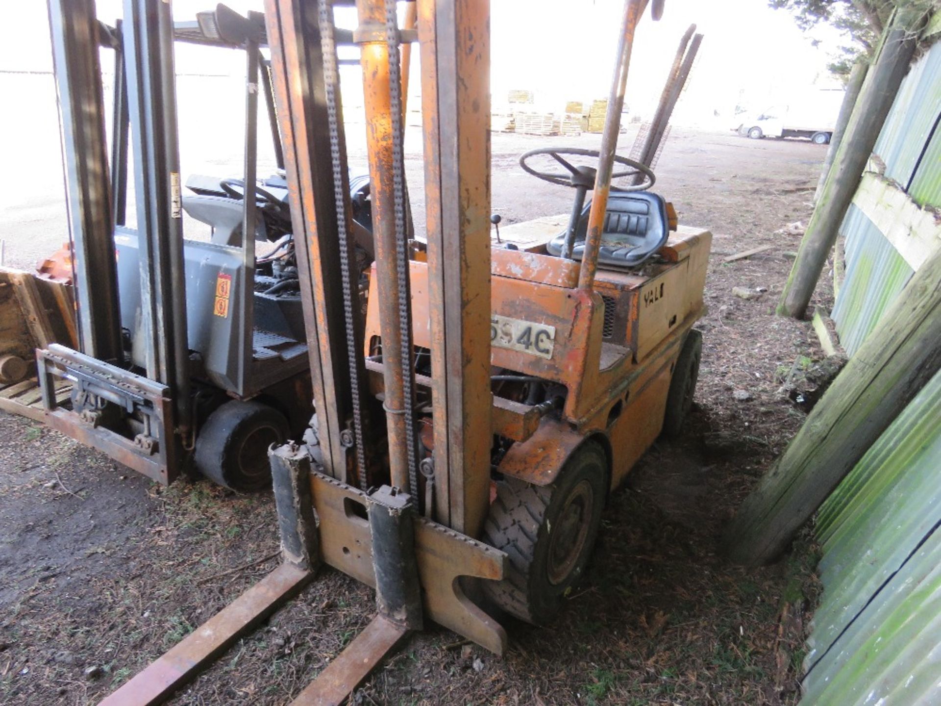 YALE DIESEL FORKLIFT TRUCK. WHEN TESTED WAS SEEN TO DRIVE, BRAKE AND LIFT (STEERING TIGHT). SEE VIDE - Image 2 of 6