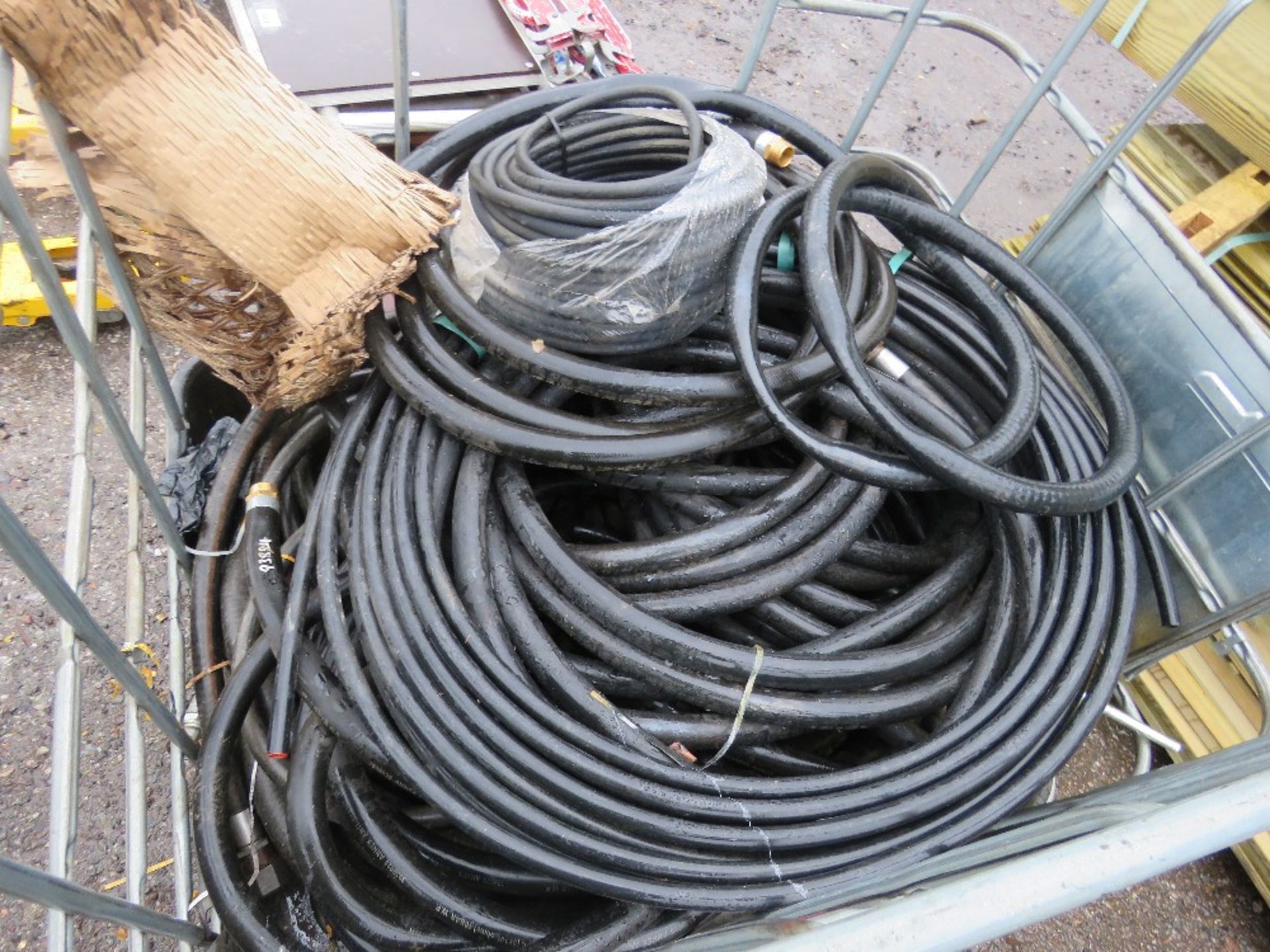 LARGE QUANTITY OF ASSORTED FUEL AND OTHER HOSES IN A STILLAGE. SOURCED FROM COMPANY LIQUIDATION. - Image 3 of 7