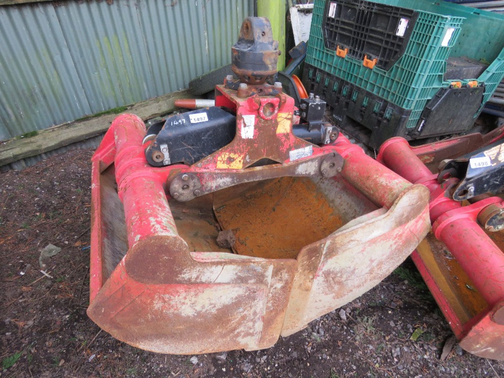 KINSHOFFER CLAMSHELL GRAB BUCKET WITH ROTATOR. THIS LOT IS SOLD UNDER THE AUCTIONEERS MARGIN SCH