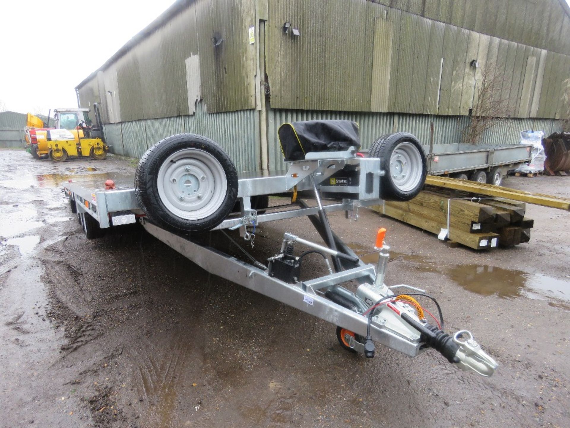 BATESON TILT BED TRIAXLE 3500KG FLAT TRAILER WITH WINCH 22FT LENGTH X 8FT WIDTH. WITH RAMPS UNDERNEA - Image 2 of 11