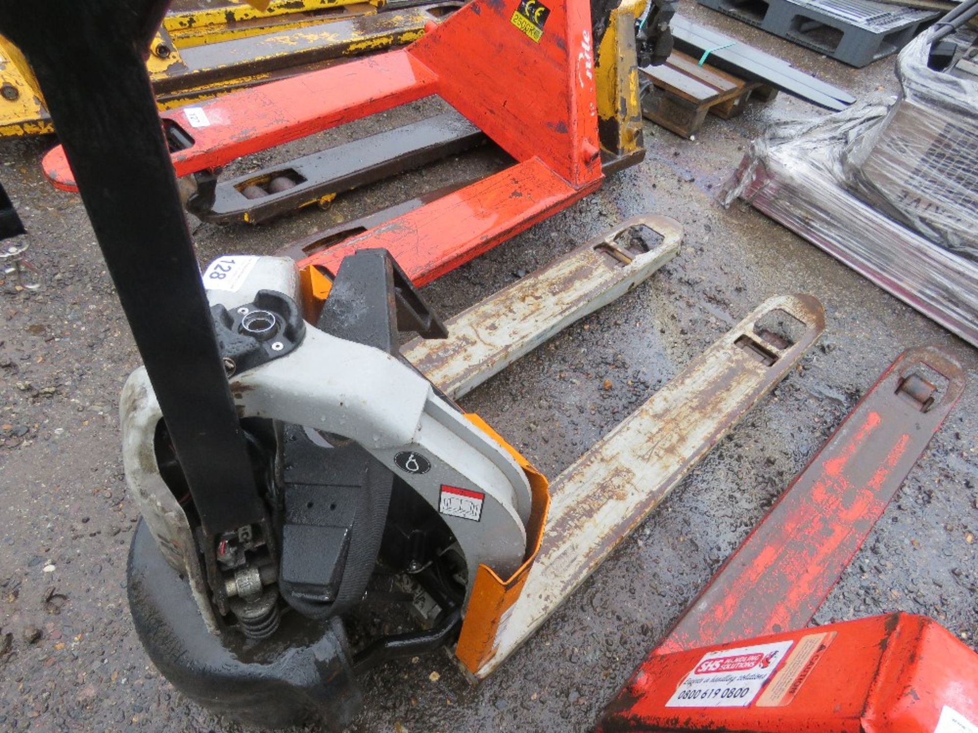 BATTERY POWERED PALLET TRUCK, CONDITION UNKNOWN. SOURCED FROM COMPANY LIQUIDATION. - Image 3 of 3