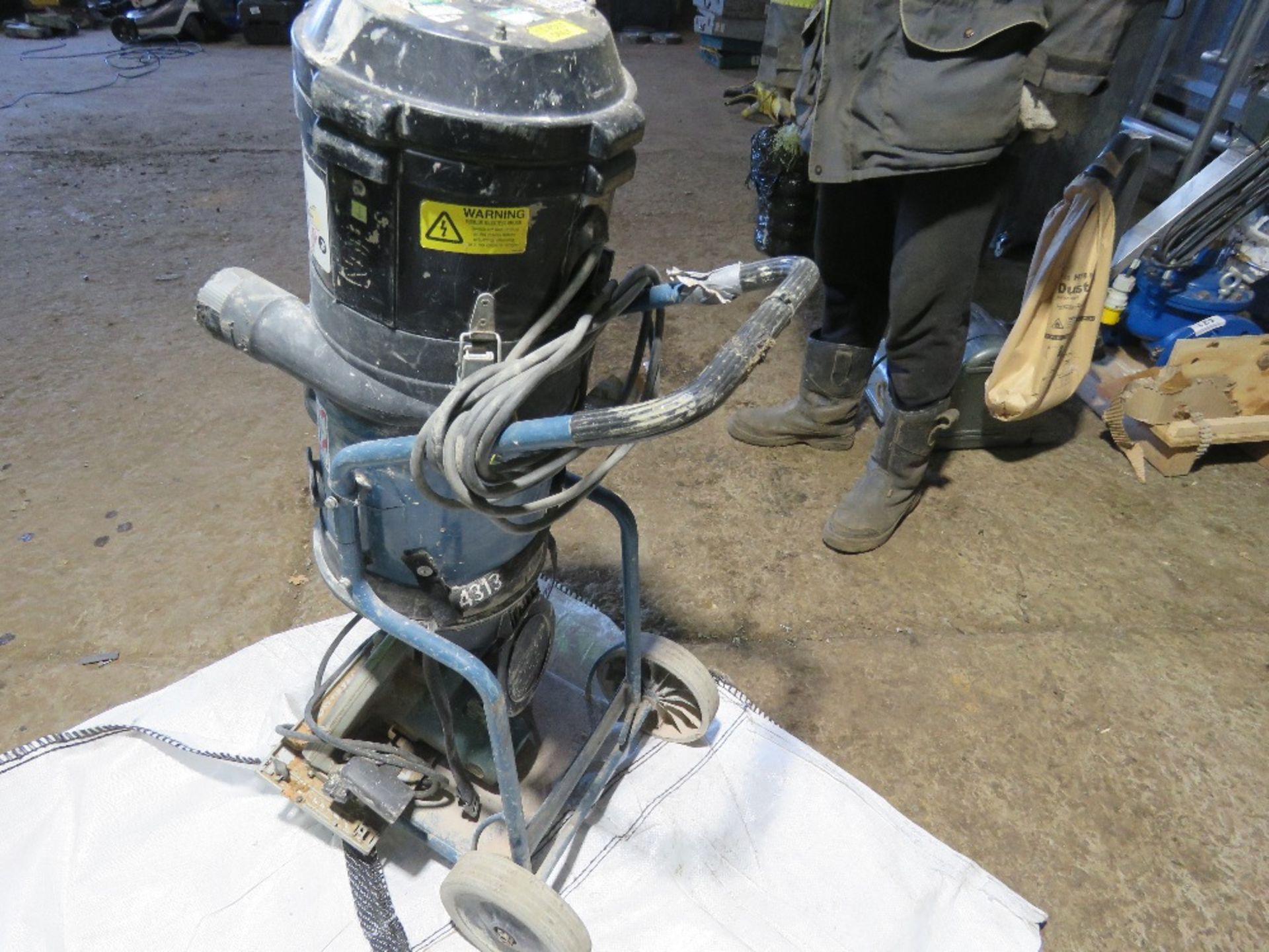 DUST CONTROL DC2900 110VOLT DUST EXTRACTION UNIT PLUS A MAKITA CIRCULAR SAW. - Image 3 of 3