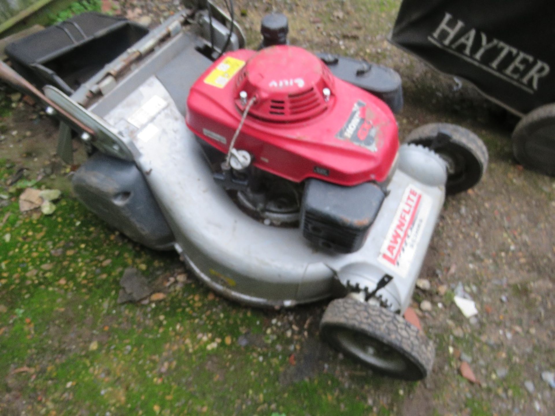 HONDA ROLLER MOWER WITH A COLLECTOR. SOURCED FROM LOCAL DEPOT CLOSURE. - Image 2 of 3