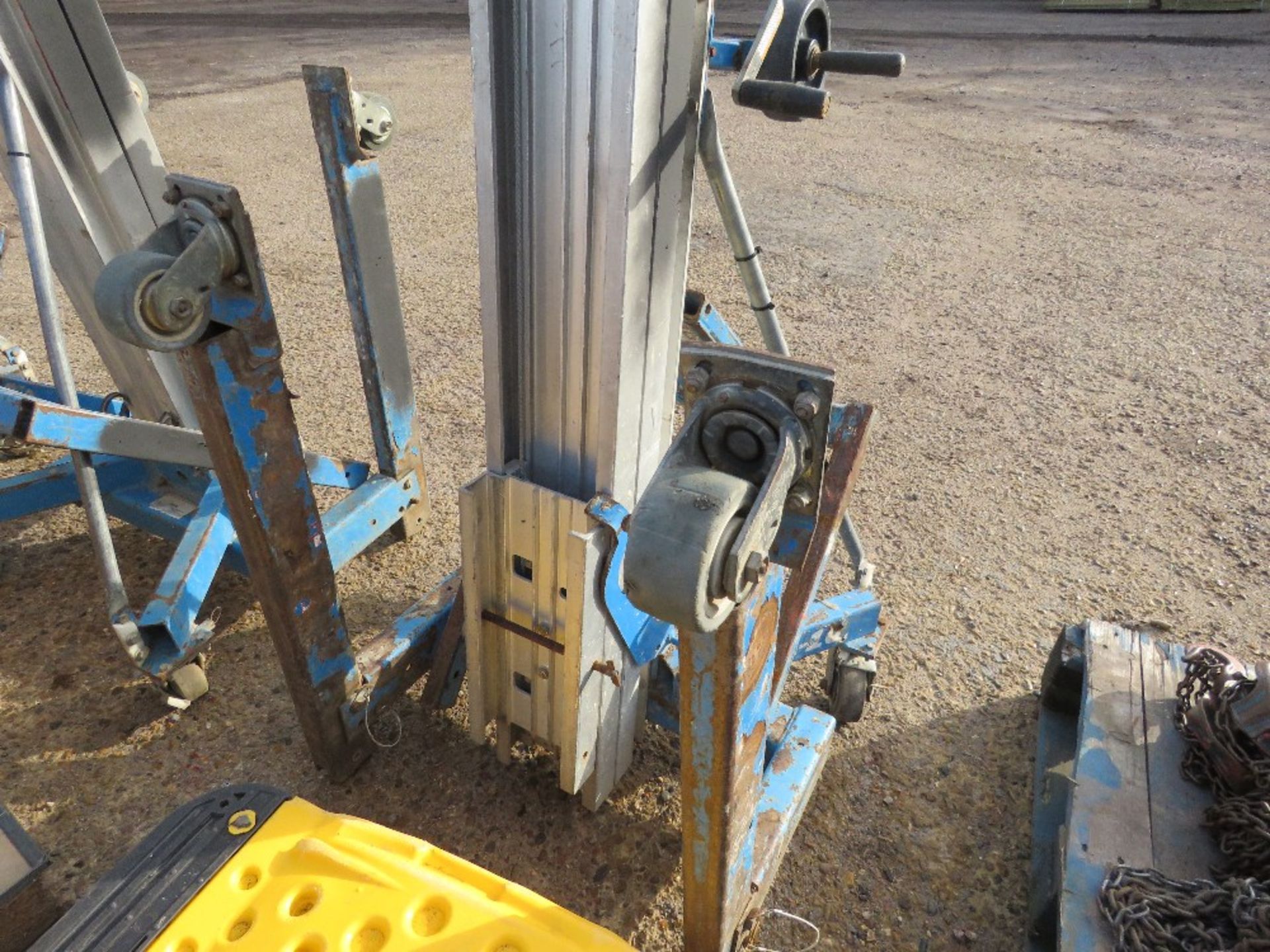 GENIE SLA10 MANUAL OPERTED HOIST / LIFT UNIT WITH FORKS. DIRECT FROM LOCAL COMPANY. - Image 2 of 6