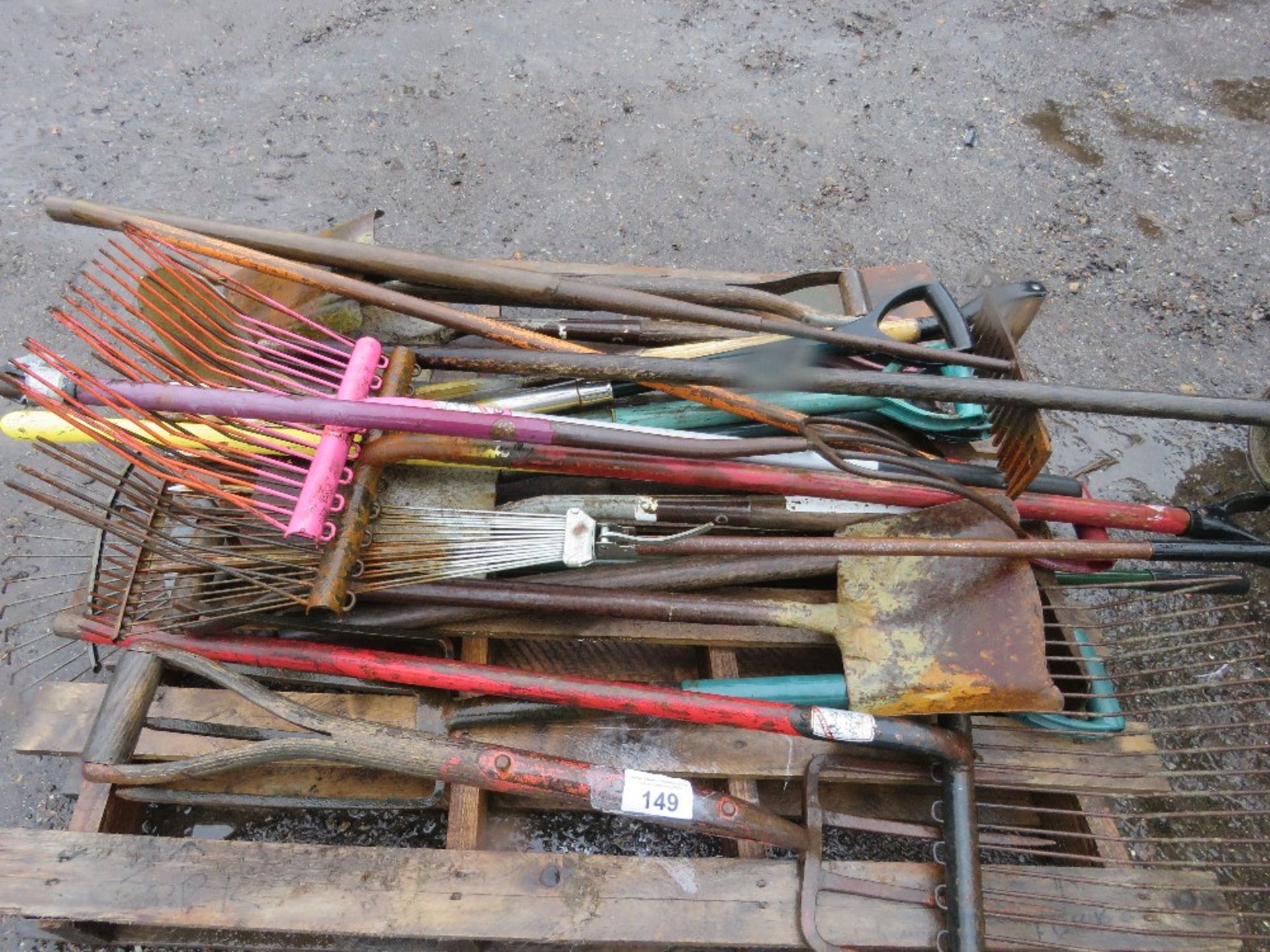 PALLET CONTAINING ASSORTED HAND TOOLS. THIS LOT IS SOLD UNDER THE AUCTIONEERS MARGIN SCHEME, THER
