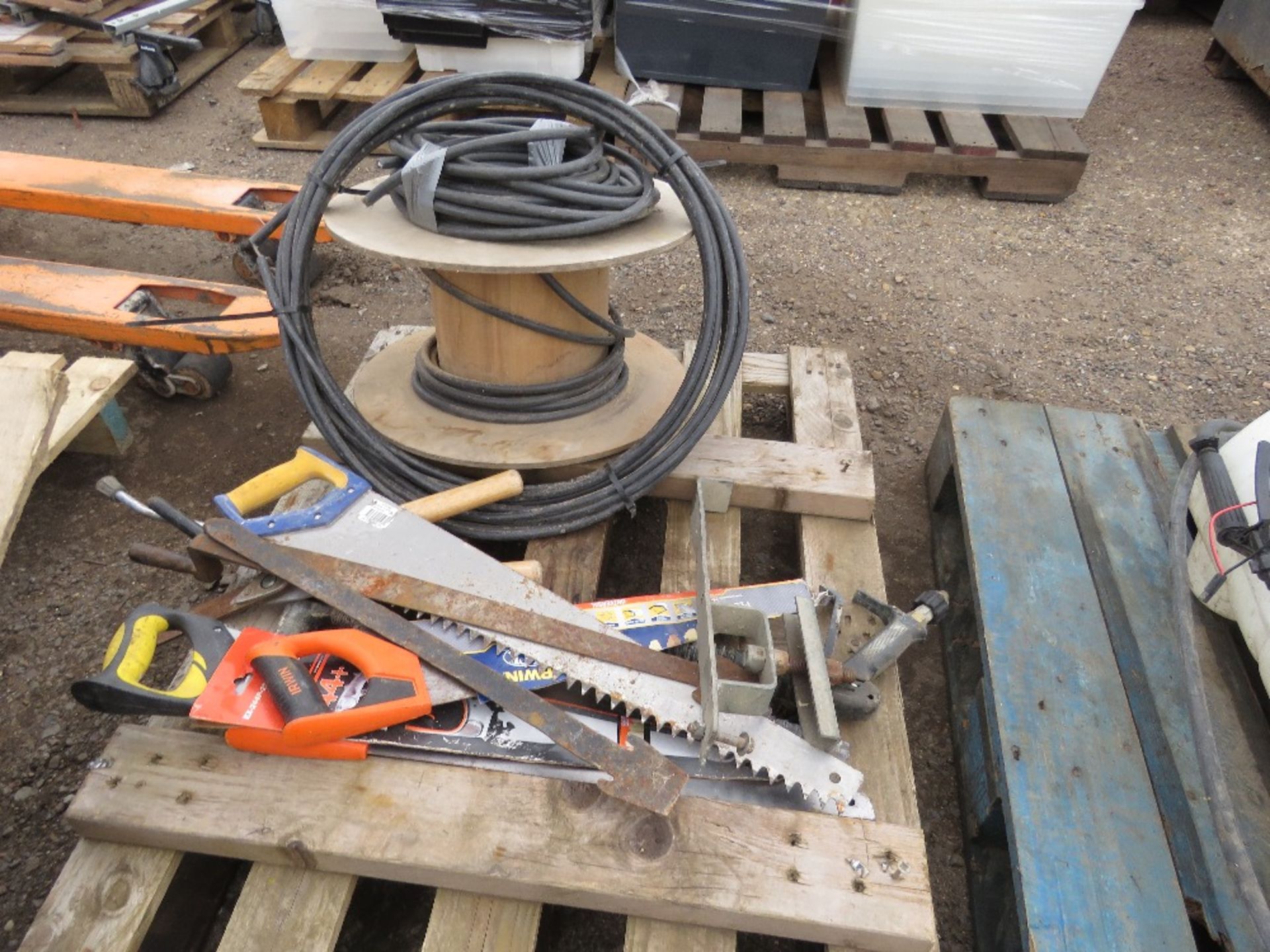 ELECTRICAL WIRE AND ASSORTED HAND TOOLS AS SHOWN. THIS LOT IS SOLD UNDER THE AUCTIONEERS MARGIN - Image 3 of 3