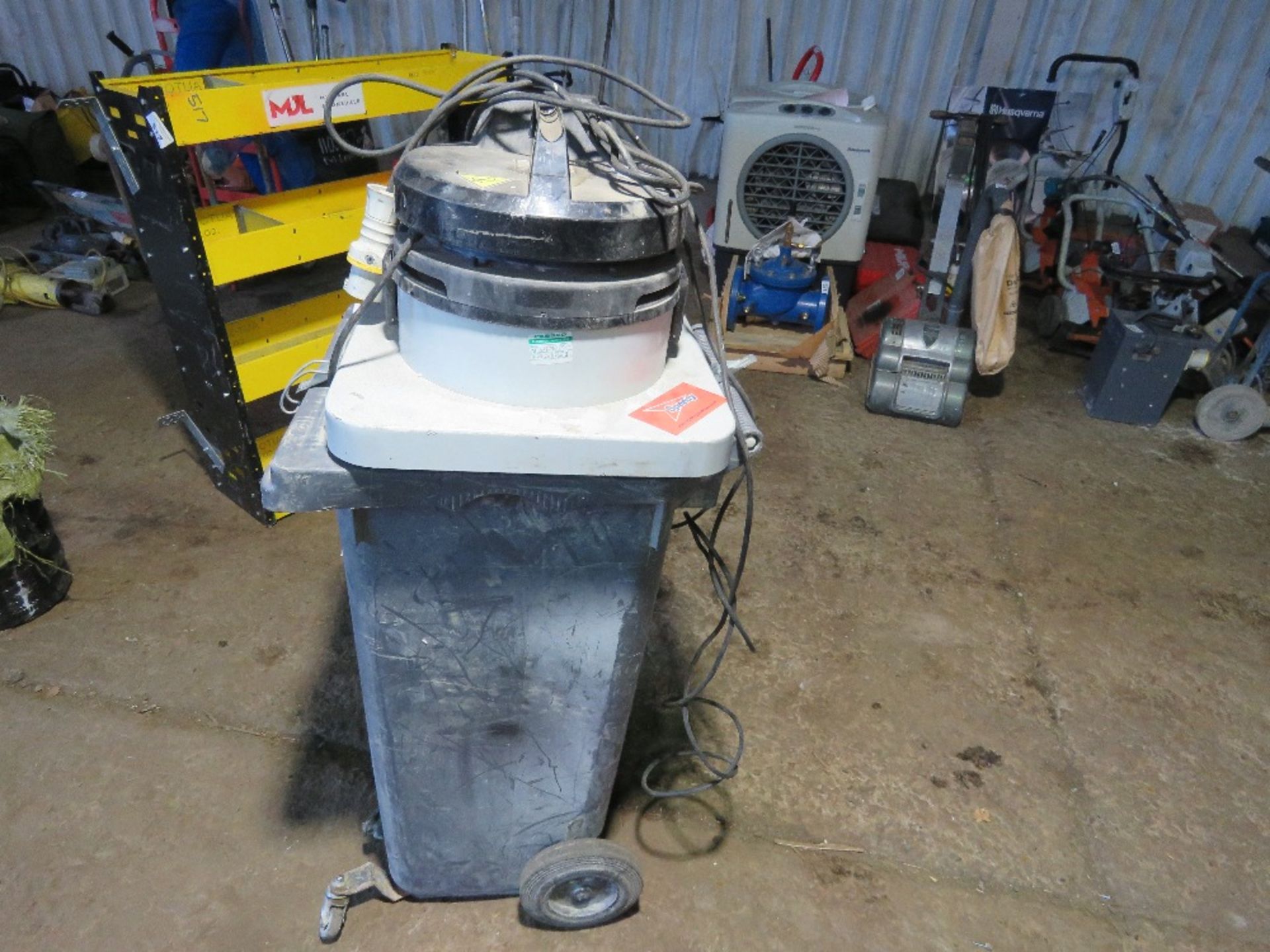 WHEELIE BIN DUST EXTRACTOR UNIT. - Image 3 of 3