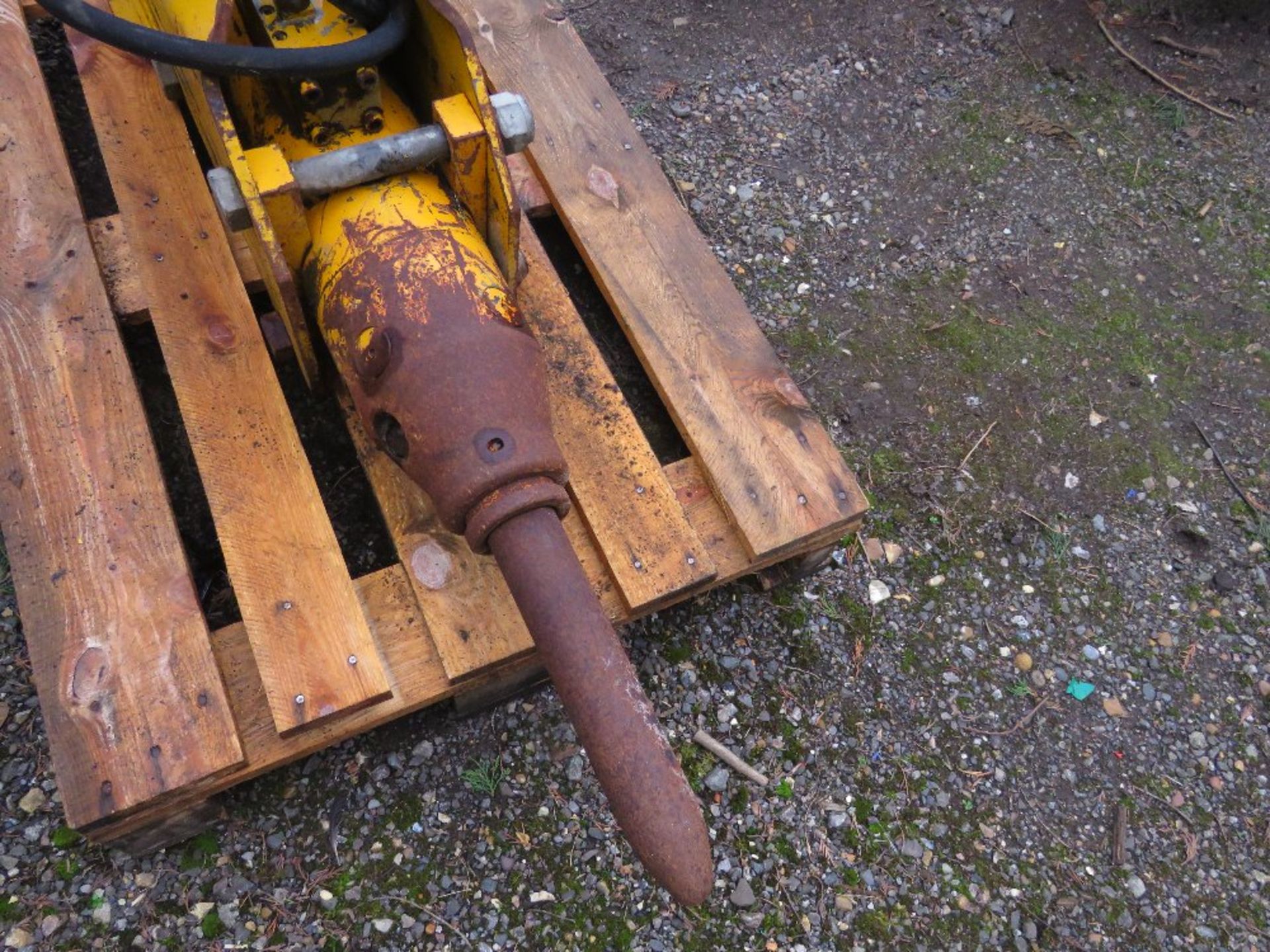 ARROWHEAD CONTRACTOR 4T EXCAVATOR MOUNTED BREAKER ON 45MM PINS. HAS DONE VERY LITTLE WORK, BELIEVED - Image 5 of 5