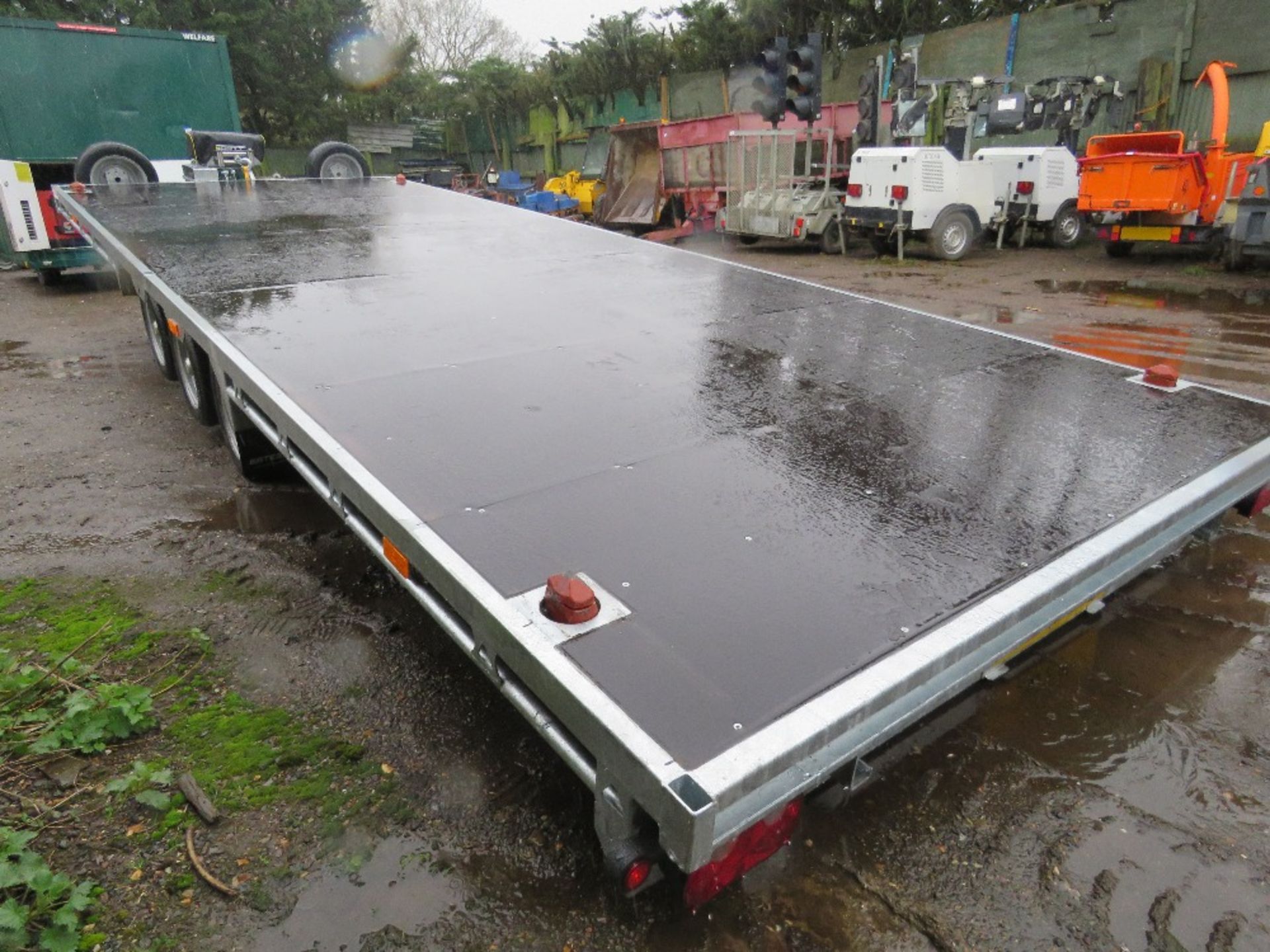BATESON TILT BED TRIAXLE 3500KG FLAT TRAILER WITH WINCH 22FT LENGTH X 8FT WIDTH. WITH RAMPS UNDERNEA - Image 5 of 11