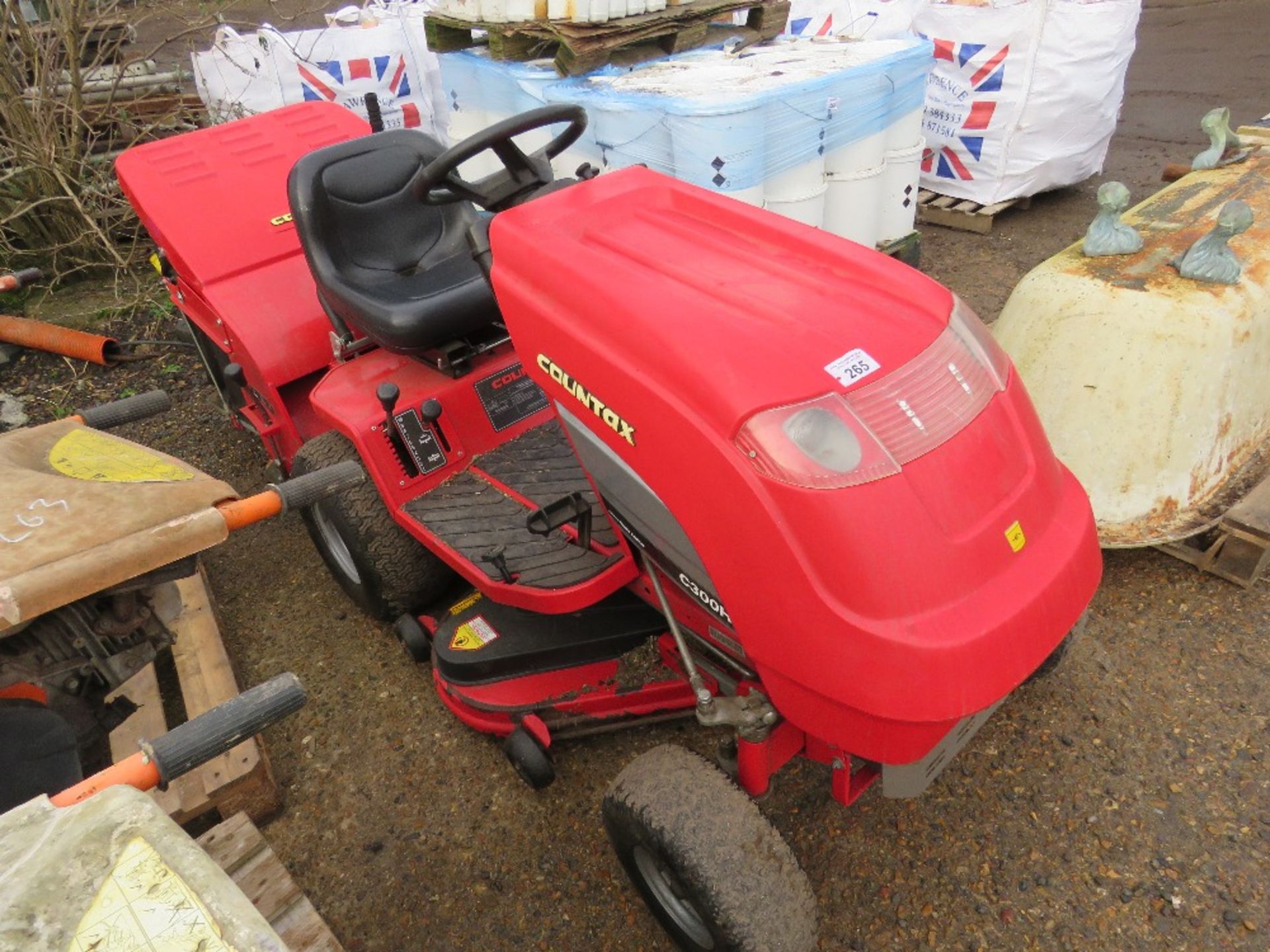 COUNTAX C300H RIDE ON MOWER WITH COLLECTOR. WHEN TESTED WAS SEEN TO START, RUN, DRIVE AND MOWERS ENG - Image 2 of 7