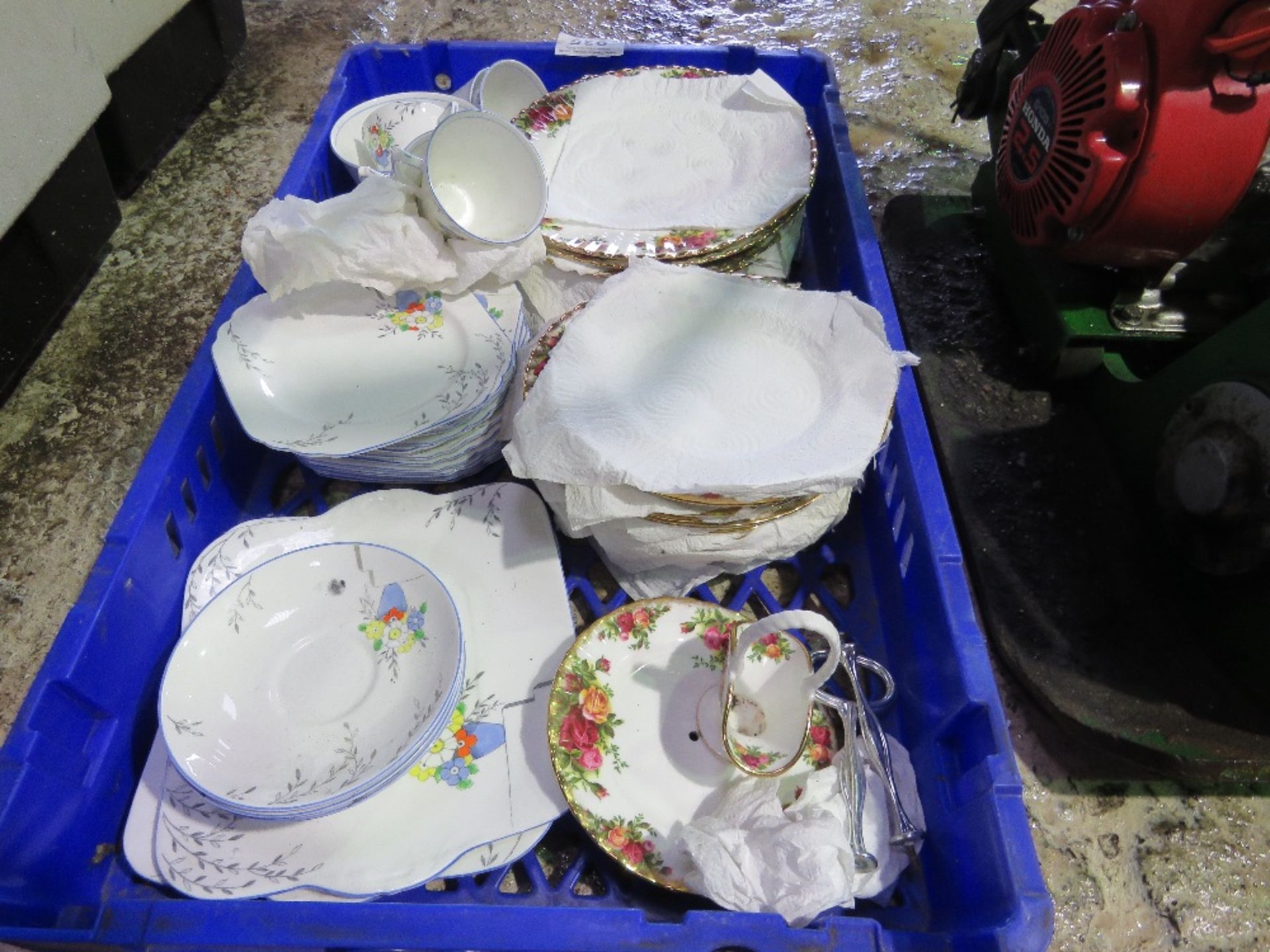 CROCKERY AND TEA SERVICE, MAINLY ROYAL ALBERT OLD COUNTRY ROSES TYPE, PLUS OTHERS. THIS LOT IS SO - Image 2 of 7