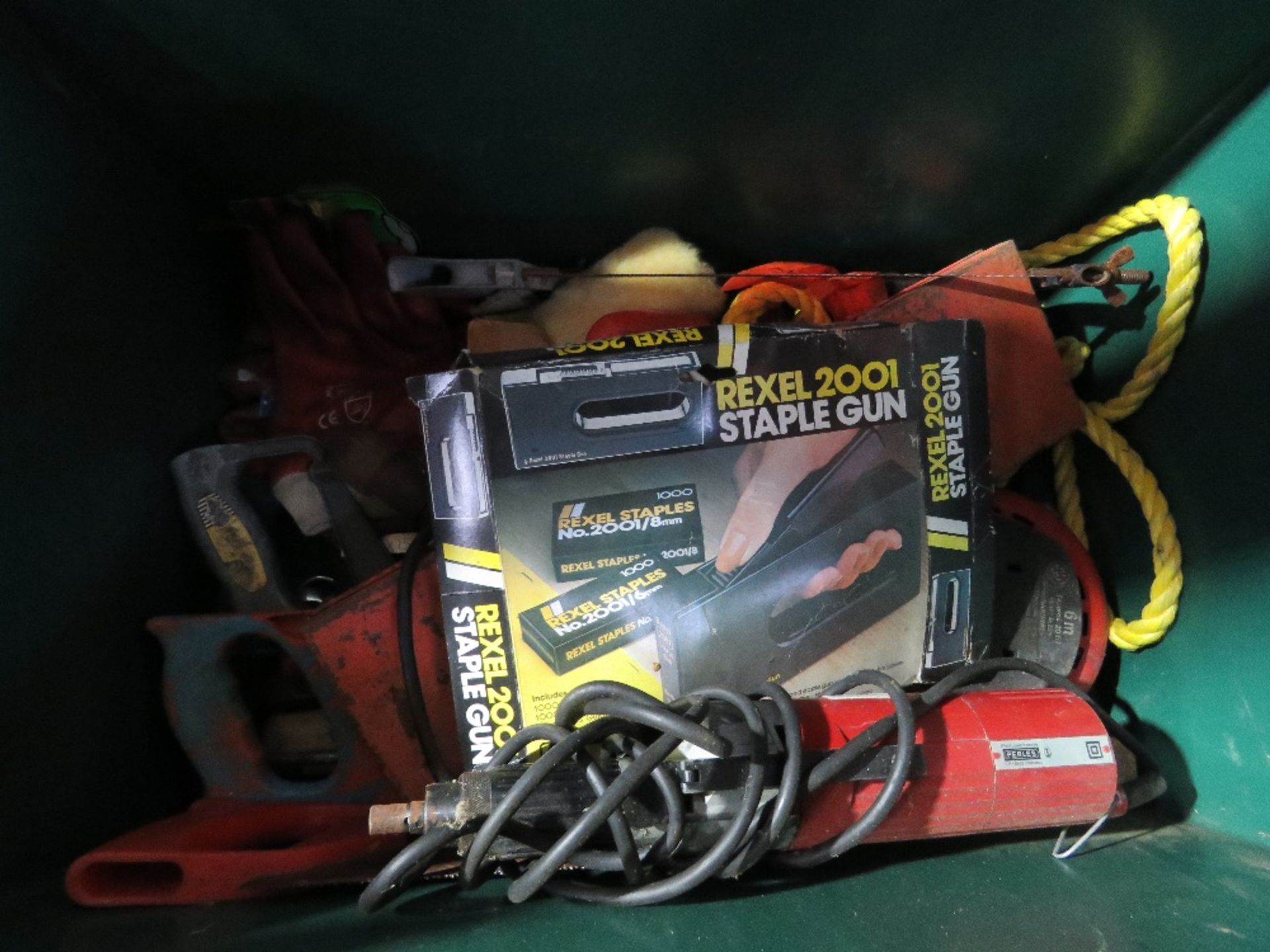 BOX OF ASSORTED TOOLS AND LIGHT BULBS. - Image 3 of 7