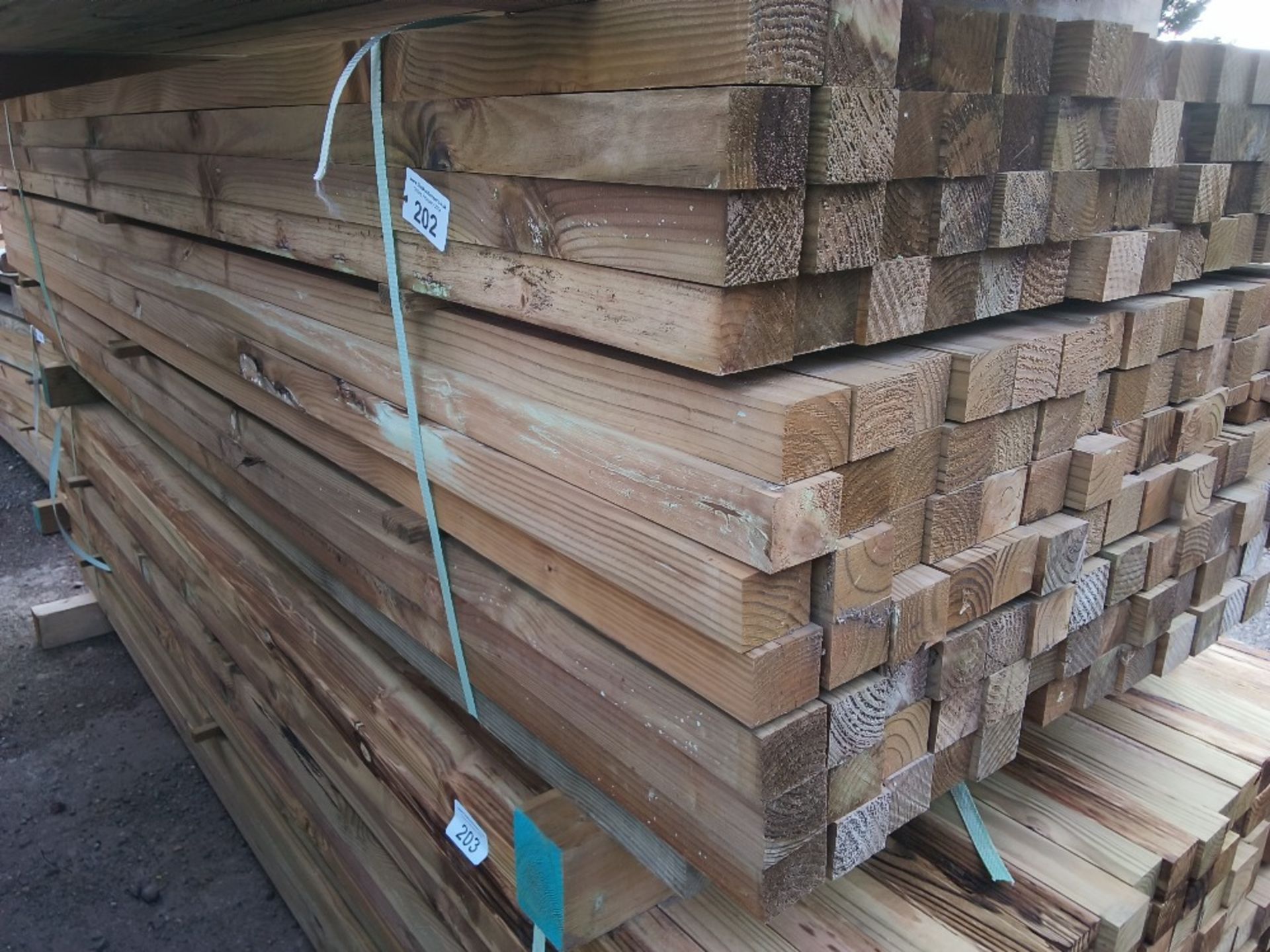 LARGE PACK OF APPROXIMATELY 200 PIECES OF TREATED TIMBER BATTENS / POSTS MOSTLY 50-55MM X 45MM APPRO