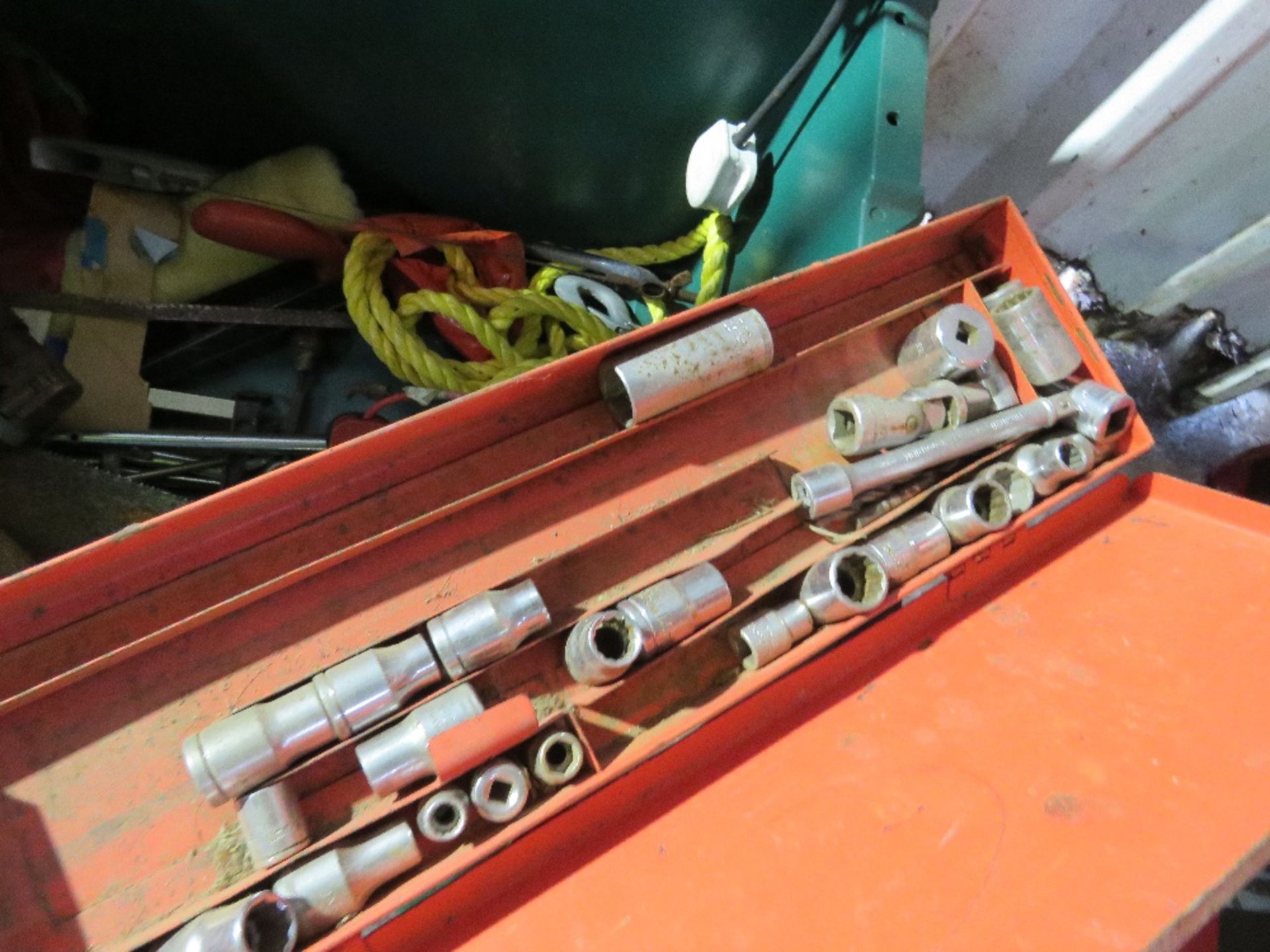 BOX OF ASSORTED TOOLS AND LIGHT BULBS. - Image 4 of 7