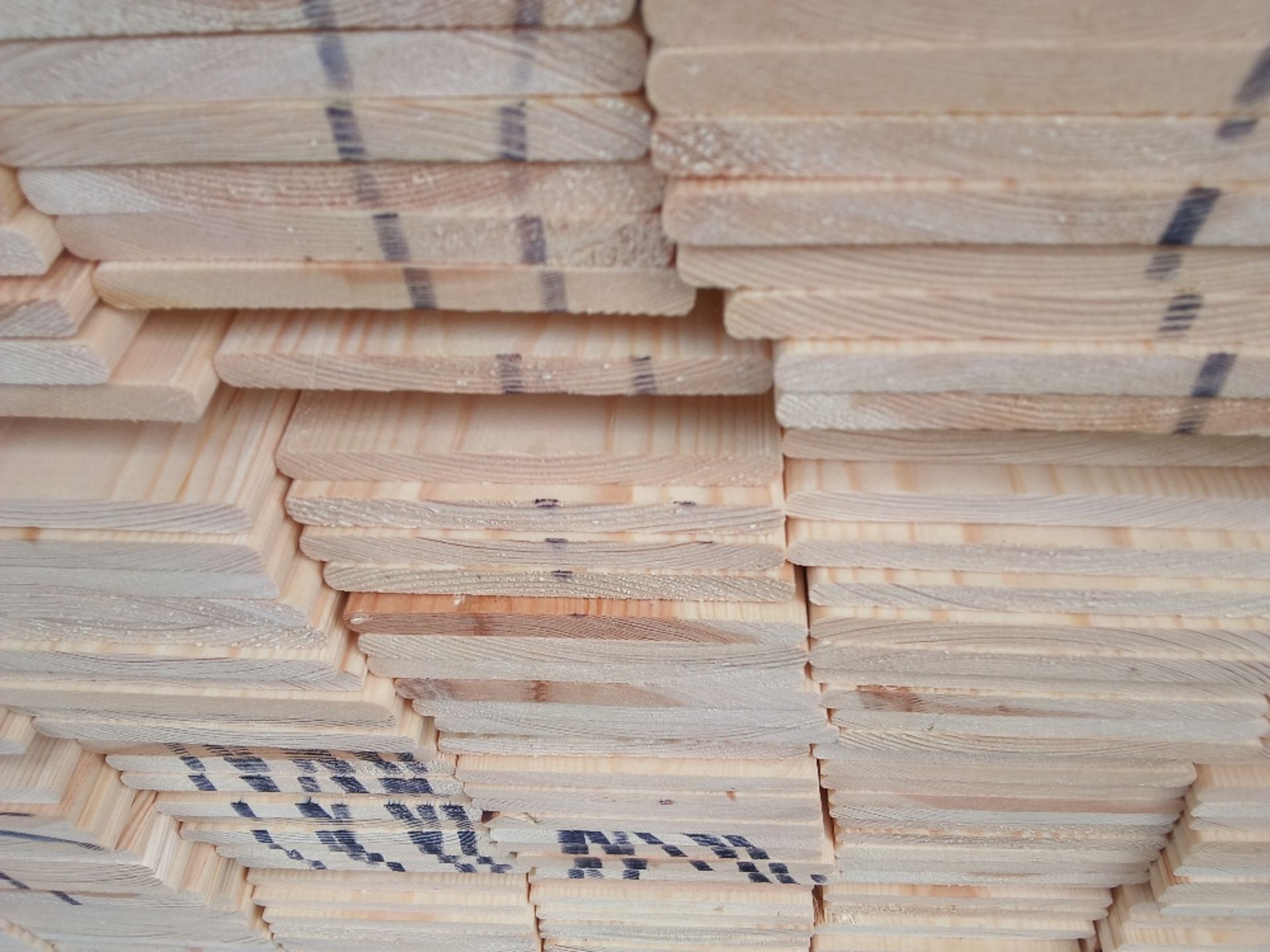 EXTRA LARGE PACK OF UNTREATED HIT AND MISS CLADDING TIMBER BOARDS: 1.75M LENGTH X 100MM WIDTH APPRO - Image 3 of 3