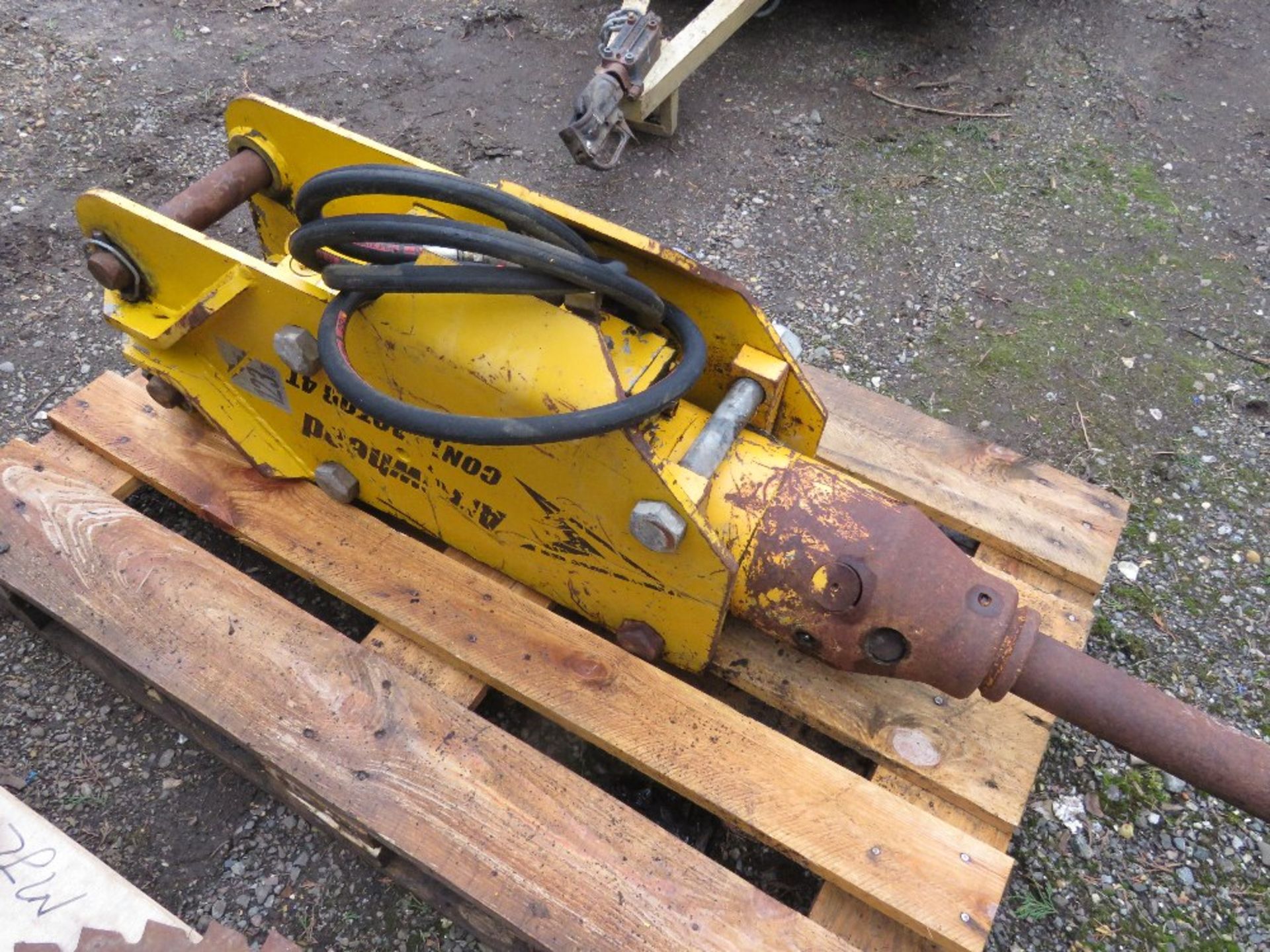 ARROWHEAD CONTRACTOR 4T EXCAVATOR MOUNTED BREAKER ON 45MM PINS. HAS DONE VERY LITTLE WORK, BELIEVED - Image 4 of 5