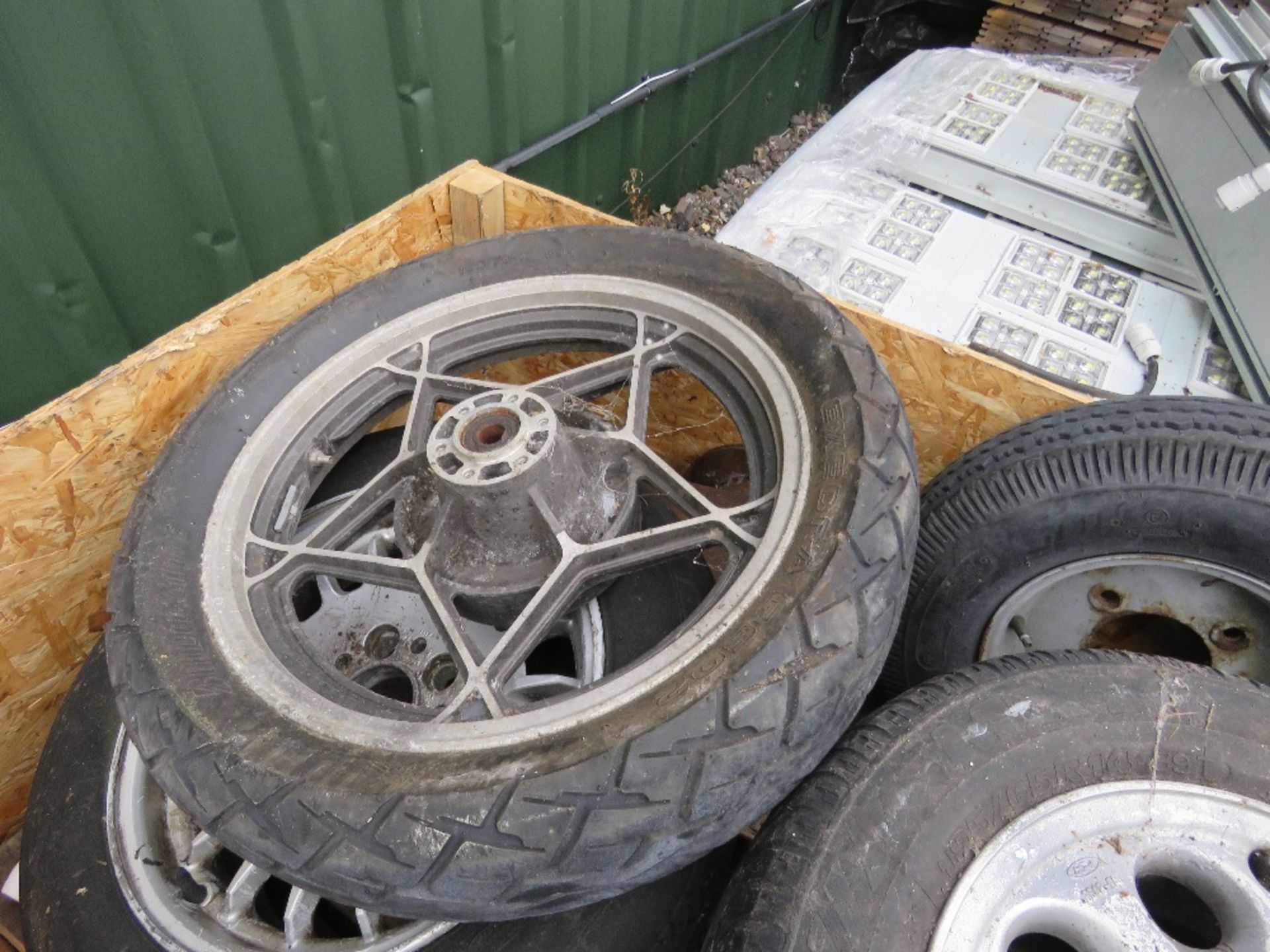 STILLAGE CONTAINING ASSORTED WHEELS AND TYRES. THIS LOT IS SOLD UNDER THE AUCTIONEERS MARGIN SCHE - Image 4 of 4