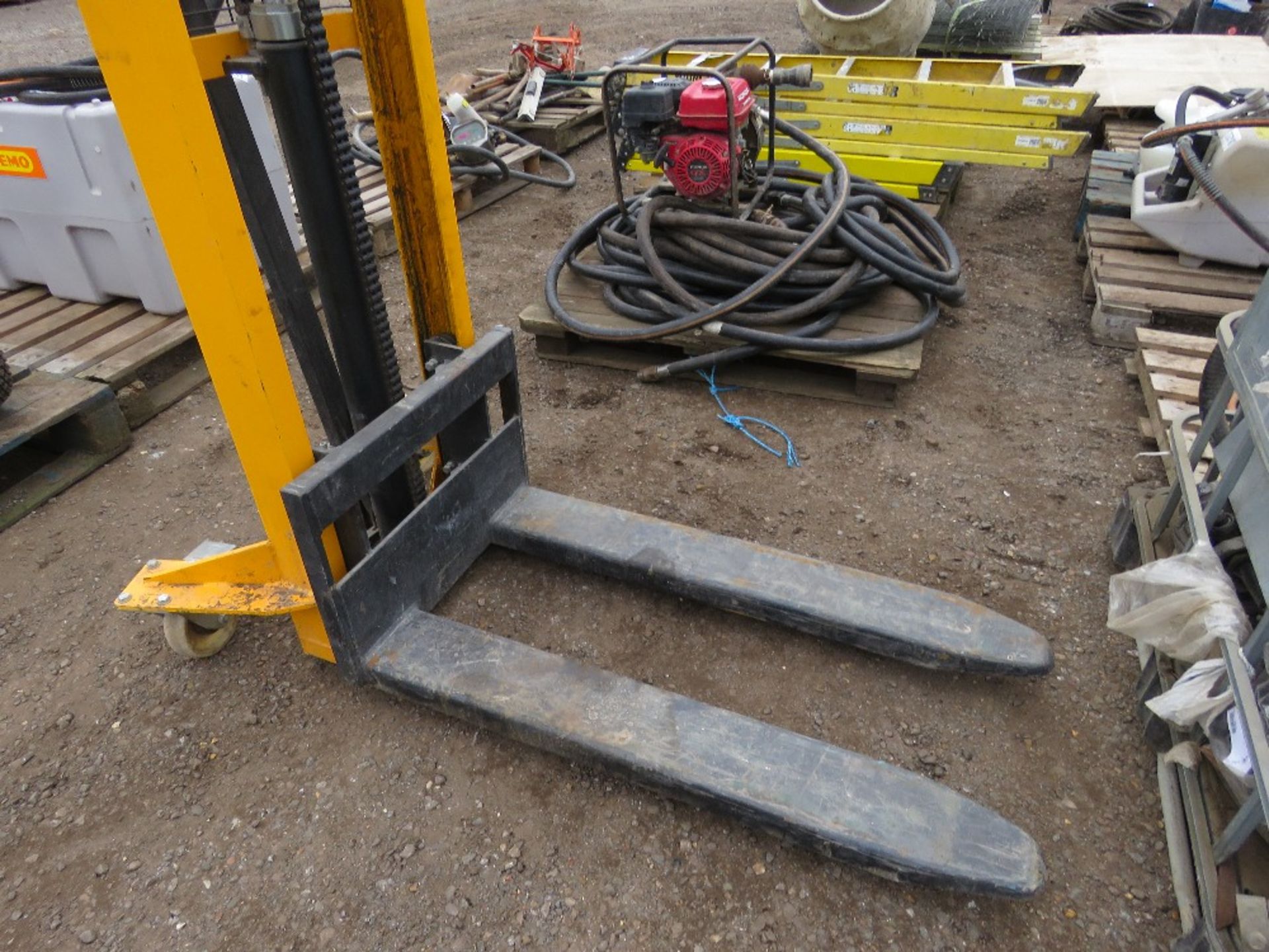 HAND STACKER MANUAL OPERTAED FORKLIFT TRUCK, 1 TONNE MAXIMUM CAPACITY. SOURCED FROM COMPANY LIQUIDA - Image 2 of 6