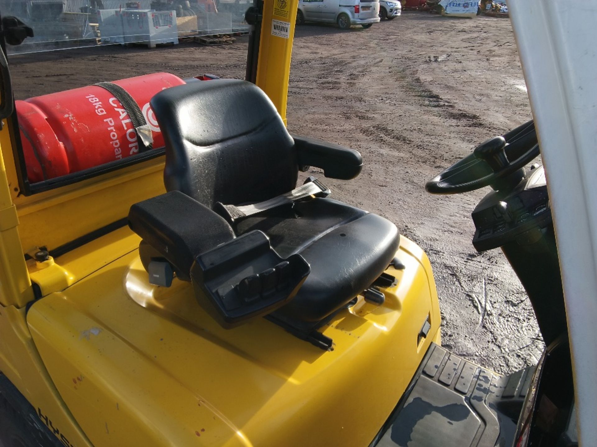 HYSTER 2.6 GAS POWERED FORKLIFT TRUCK WITH SIDE SHIFT. YEAR 2008. 2270KG RATED CAPACITY SOURCED FRO - Image 6 of 9