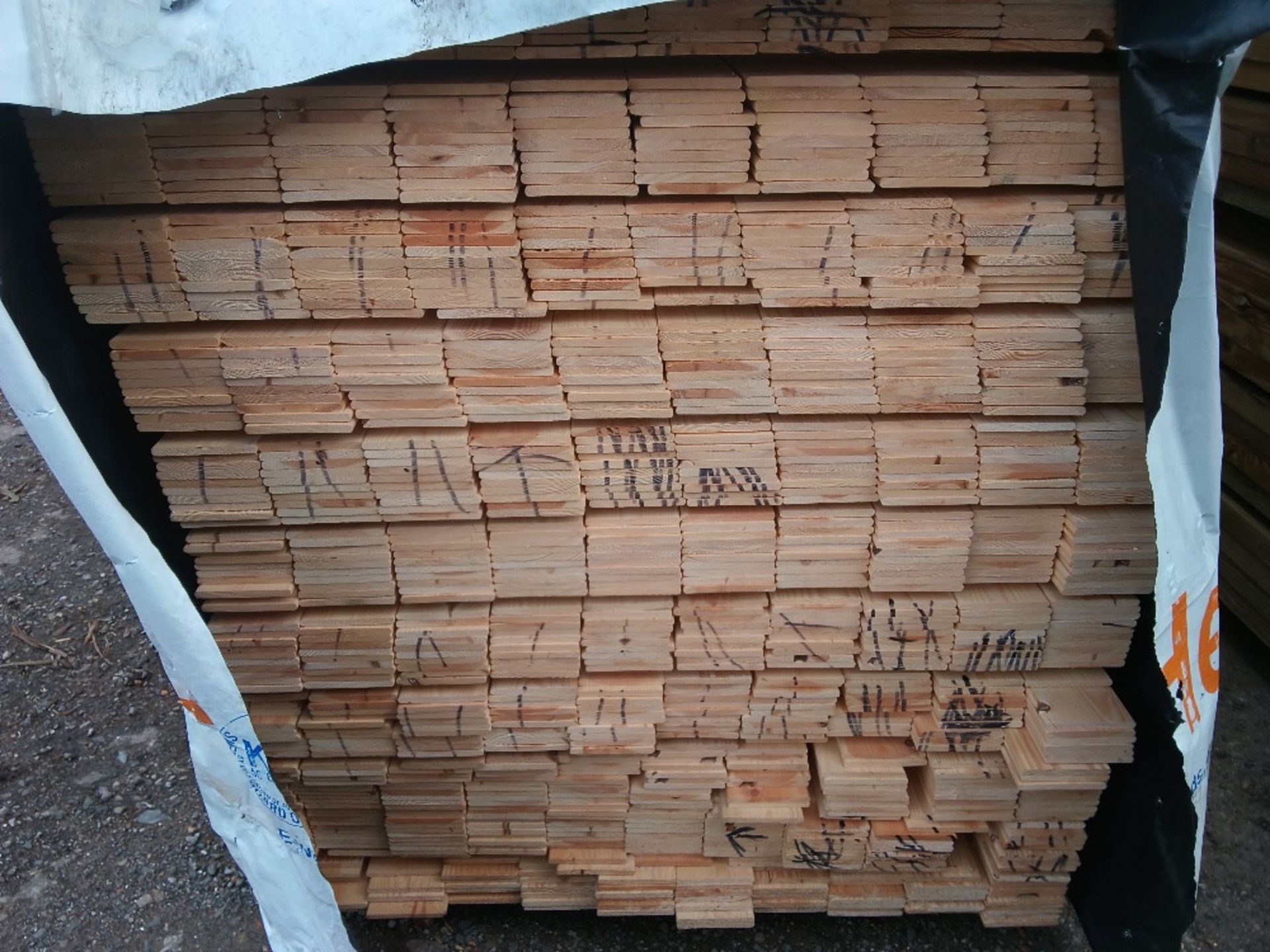 EXTRA LARGE PACK OF UNTREATED HIT AND MISS CLADDING TIMBER BOARDS: 1.75M LENGTH X 100MM WIDTH APPRO