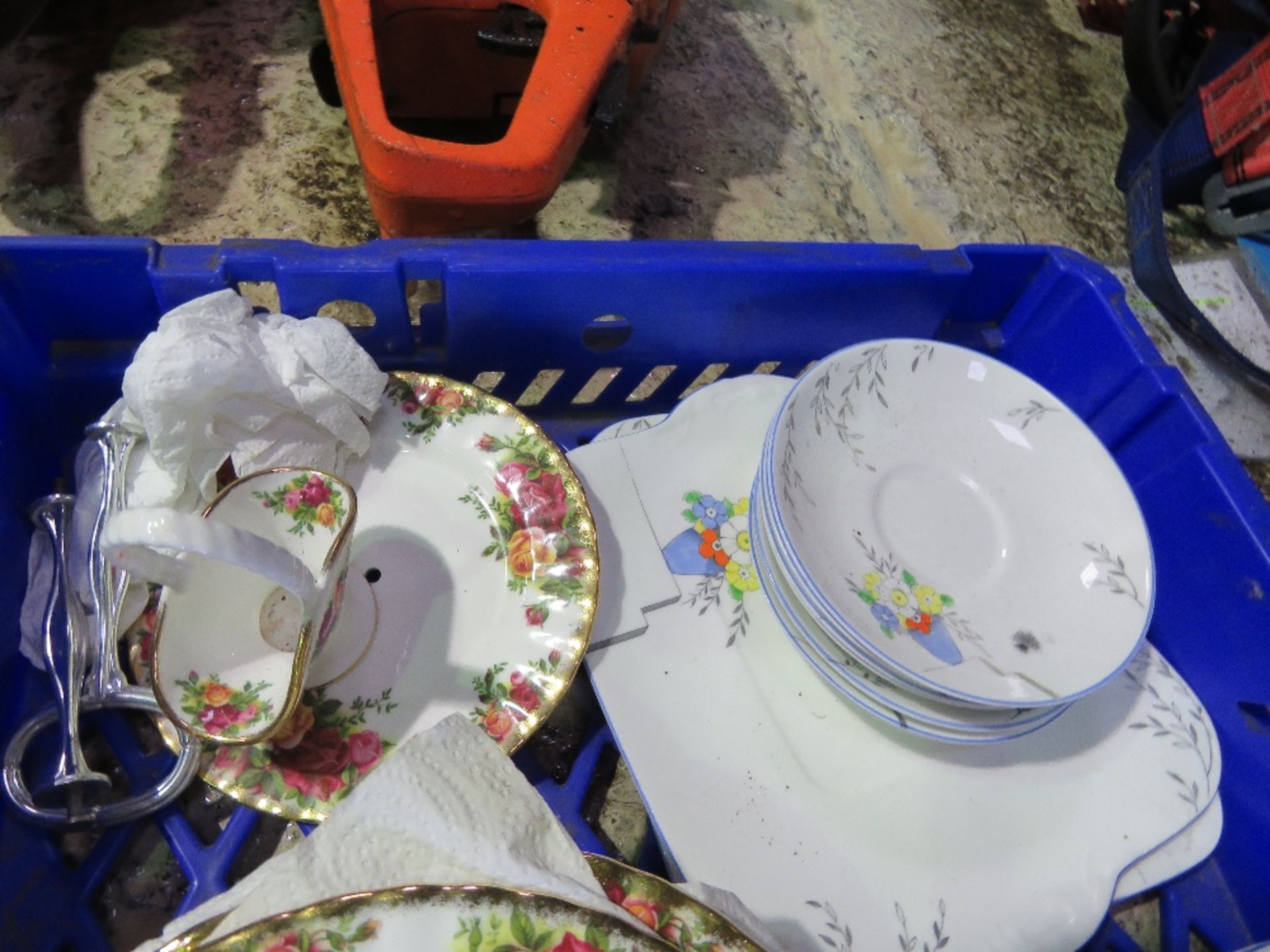 CROCKERY AND TEA SERVICE, MAINLY ROYAL ALBERT OLD COUNTRY ROSES TYPE, PLUS OTHERS. THIS LOT IS SO - Image 7 of 7