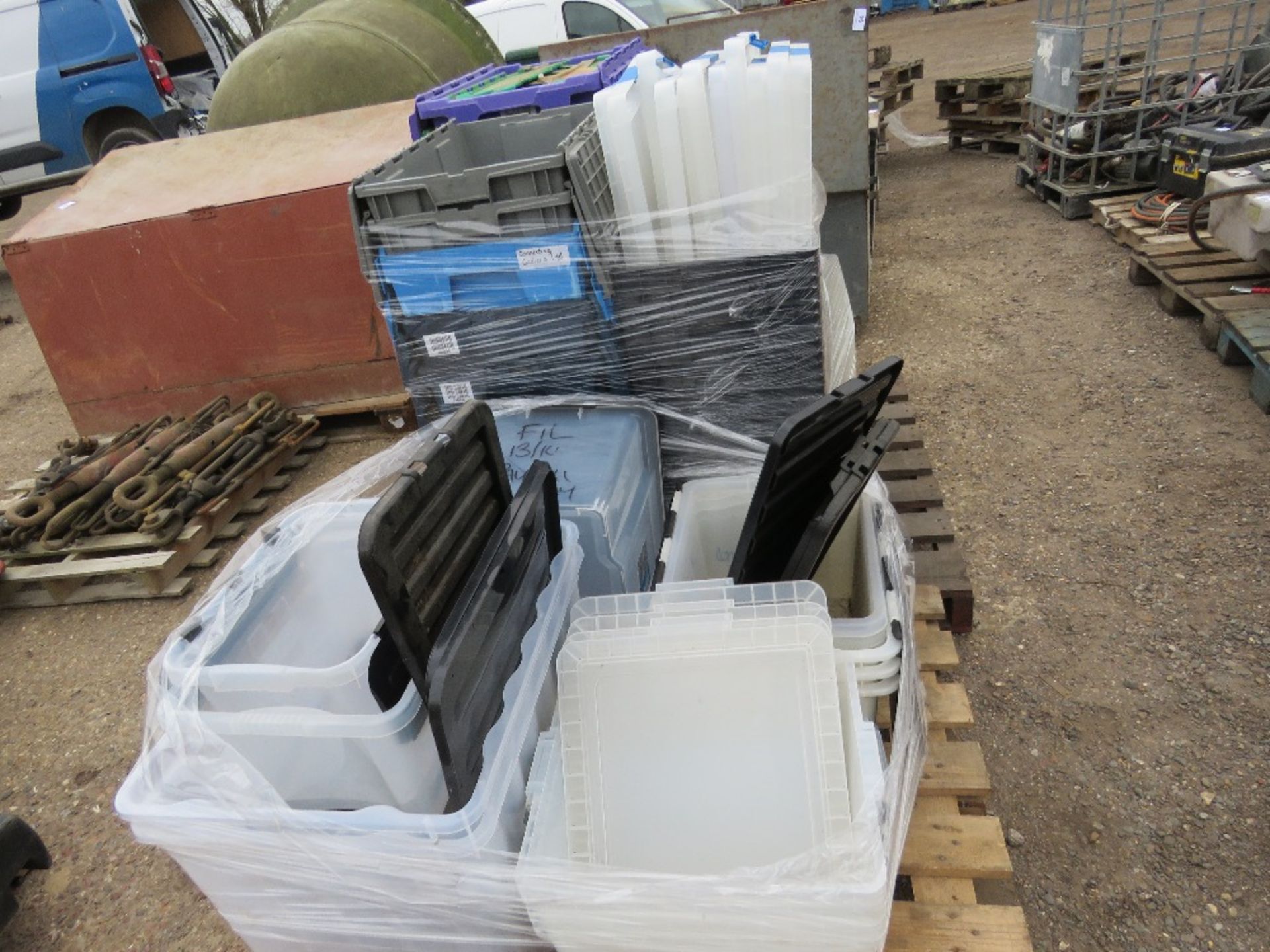 2 X PALLETS OF ASSORTED PLASTIC CRATES. - Image 2 of 6
