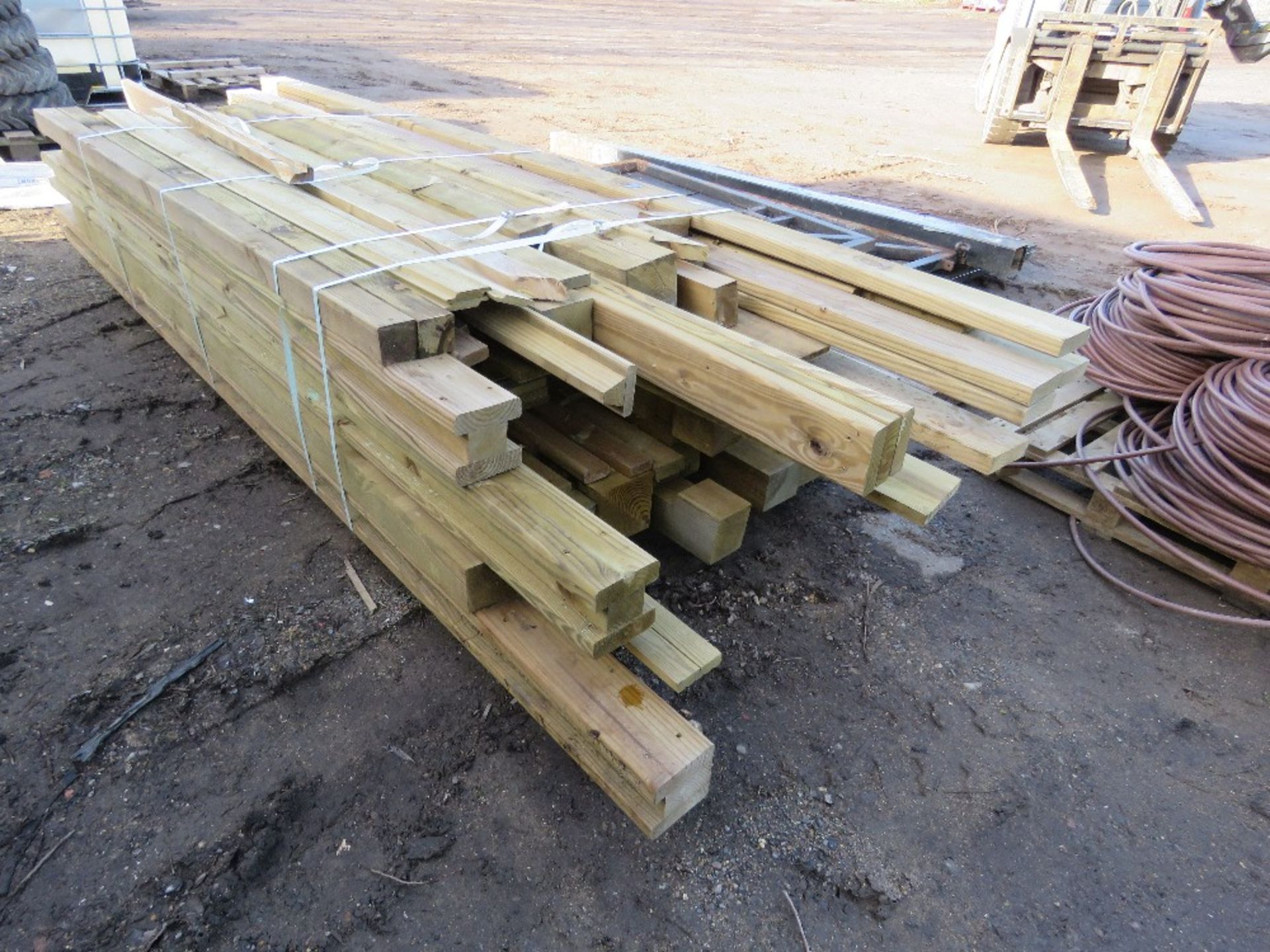 LARGE QUANTITY OF ASSORTED FENCING AND CONSTRUCTION TIMBERS. - Image 5 of 6