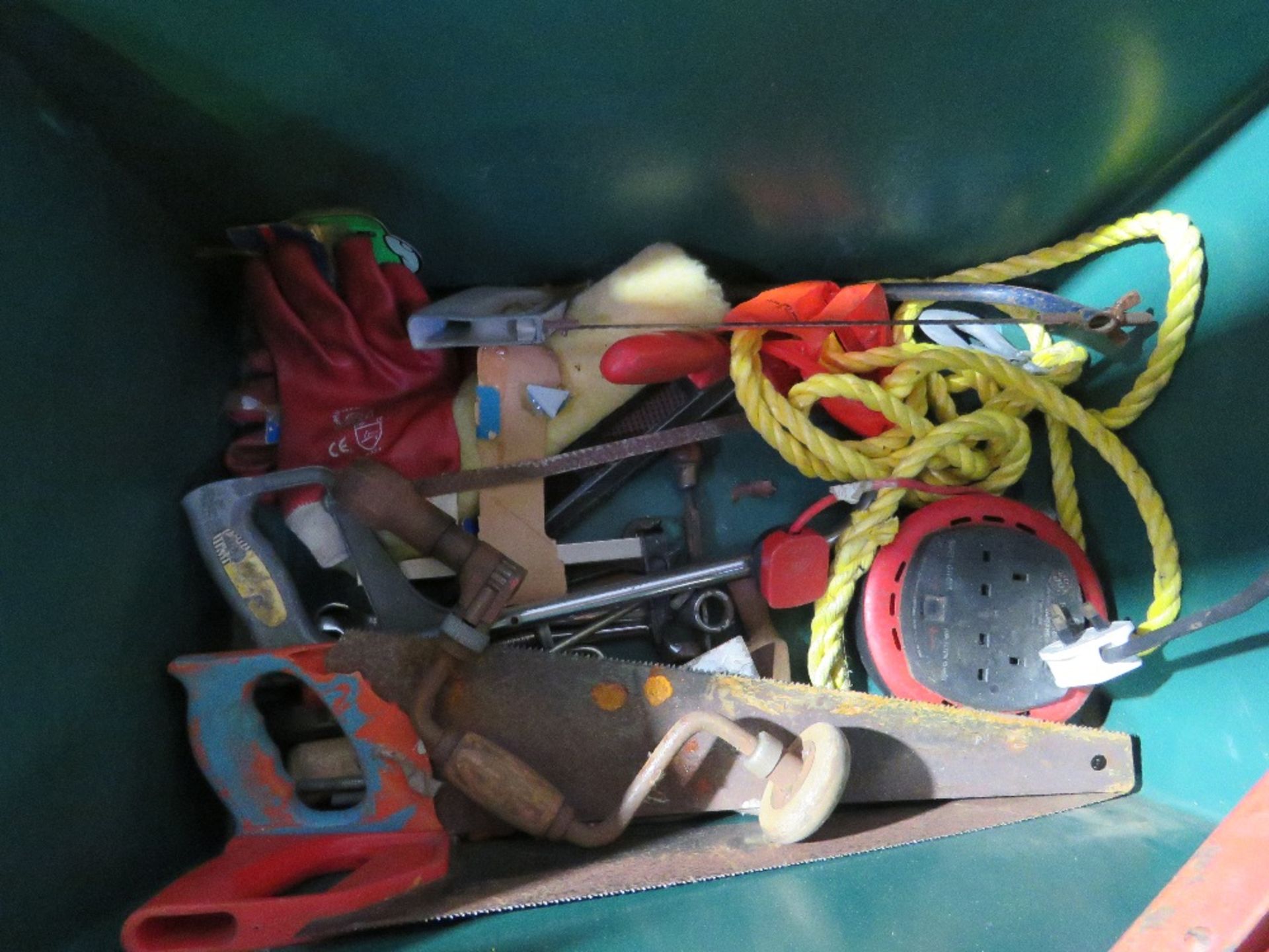 BOX OF ASSORTED TOOLS AND LIGHT BULBS. - Image 7 of 7