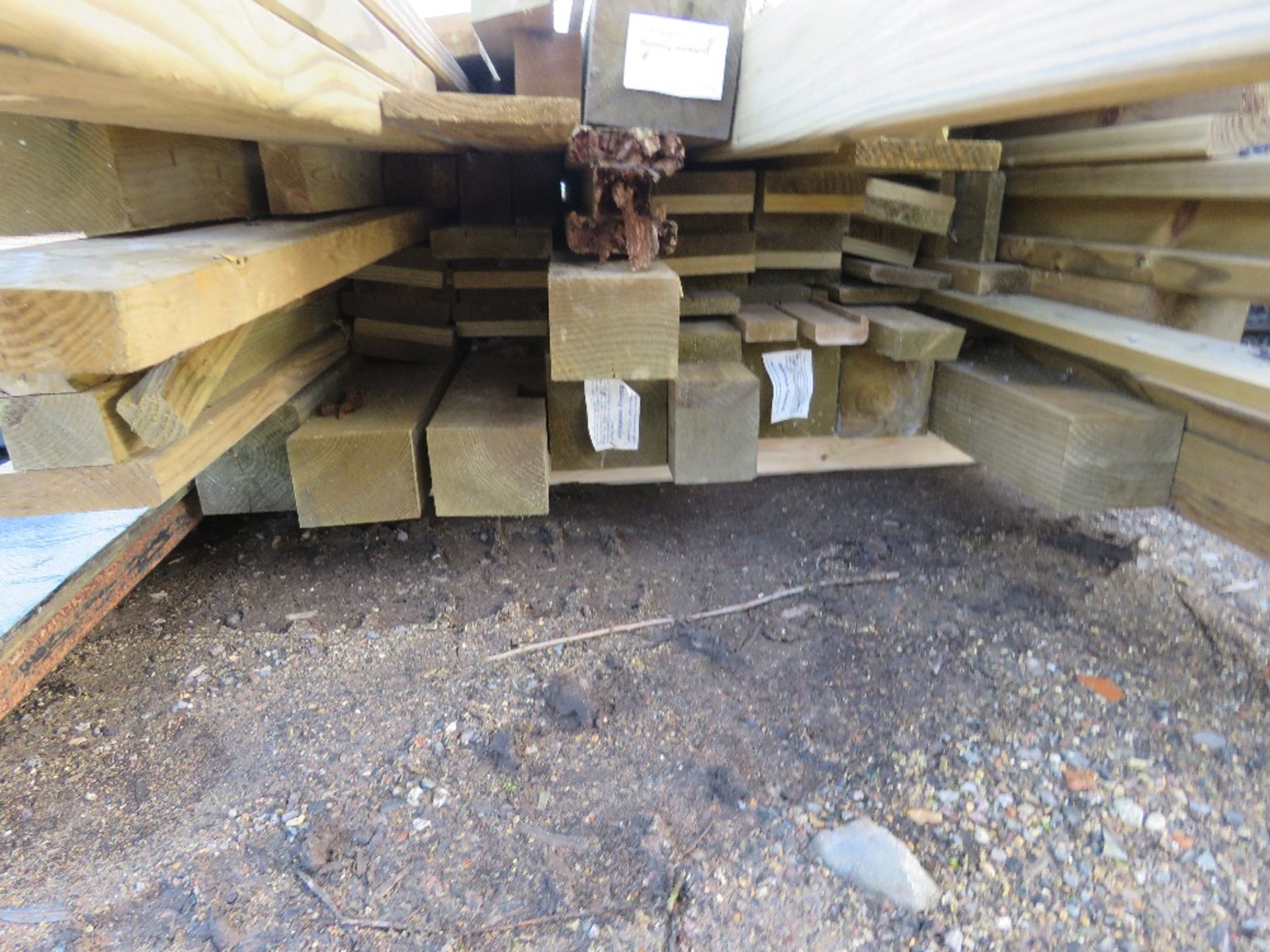 LARGE QUANTITY OF ASSORTED FENCING AND CONSTRUCTION TIMBERS. - Image 4 of 6