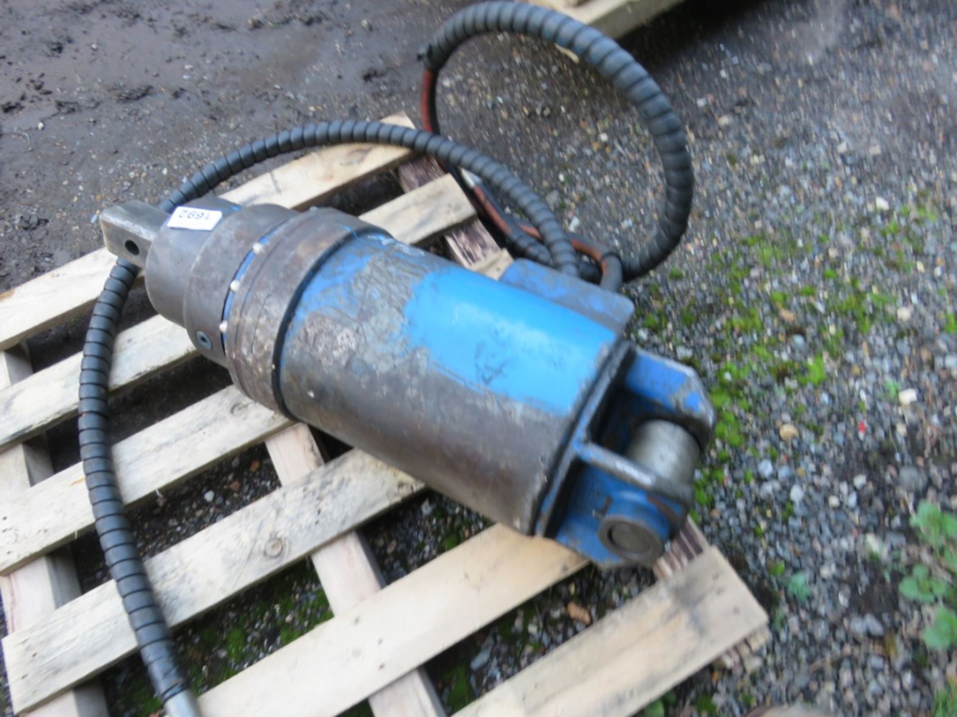 LARGE SIZED EXCAVATOR MOUNTED AUGER DRIVE HEAD. 75MM SQUARE DRIVE HEAD, 45MM TOP PIN SIZE APPROX. - Image 3 of 3