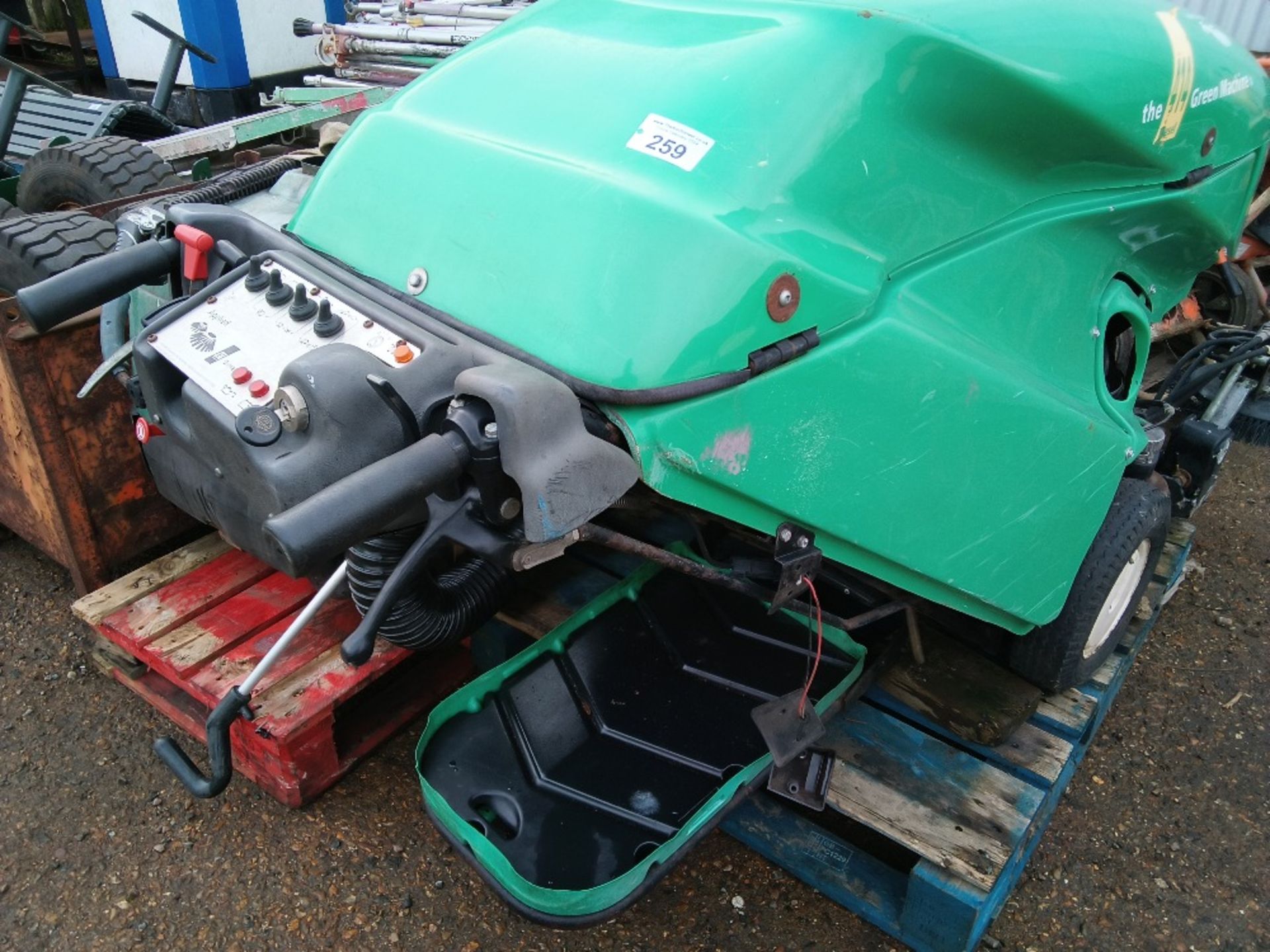 GREEN MACHINE 414 POWERED PRECINCT SWEEPER, UNTESTED, CONDITION UNKNOWN. - Image 5 of 5