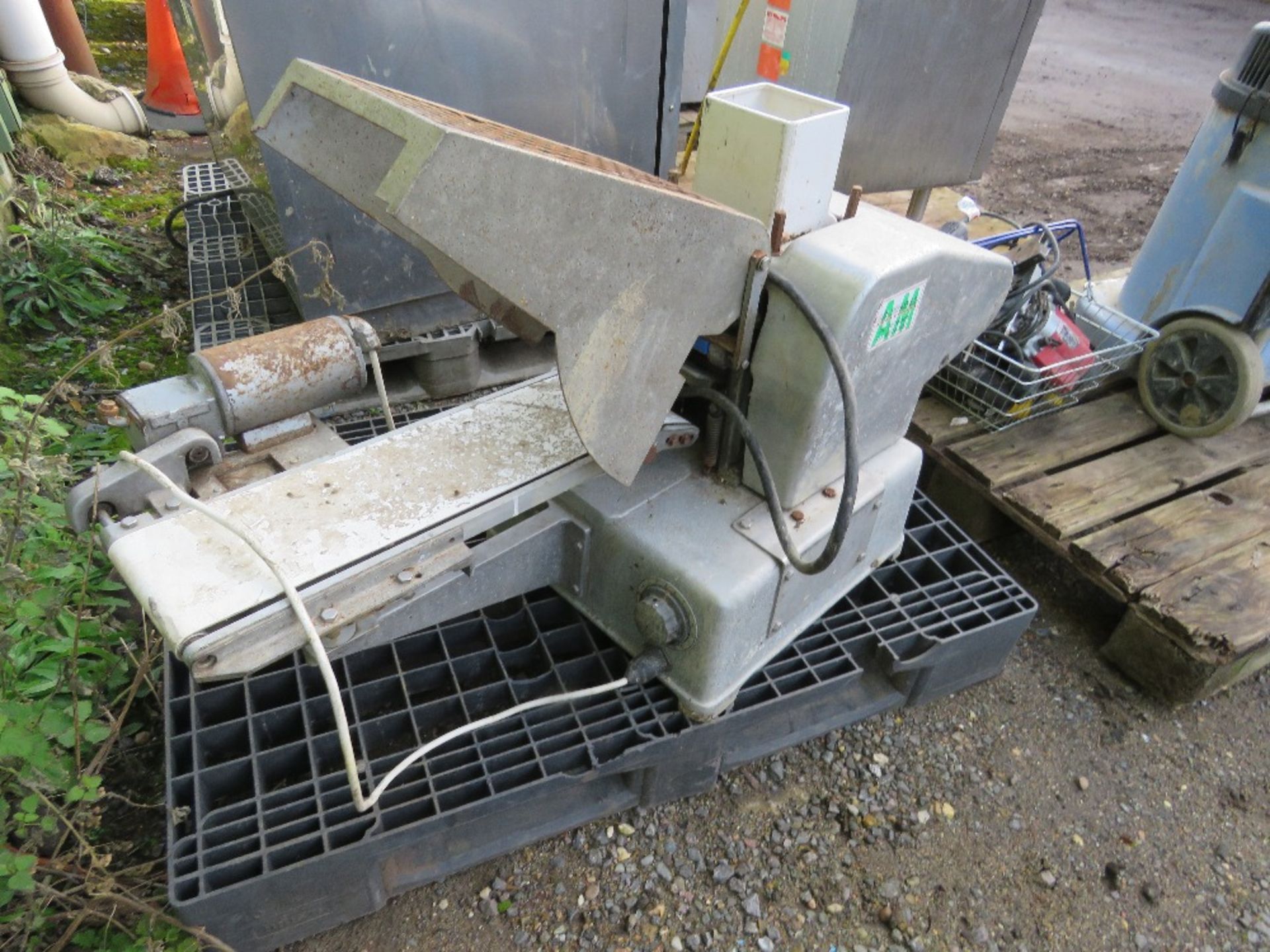 BURGER PRESSING MACHINE WITH CONVEYOR BELT. THIS LOT IS SOLD UNDER THE AUCTIONEERS MARGIN SCHEME, - Image 3 of 6