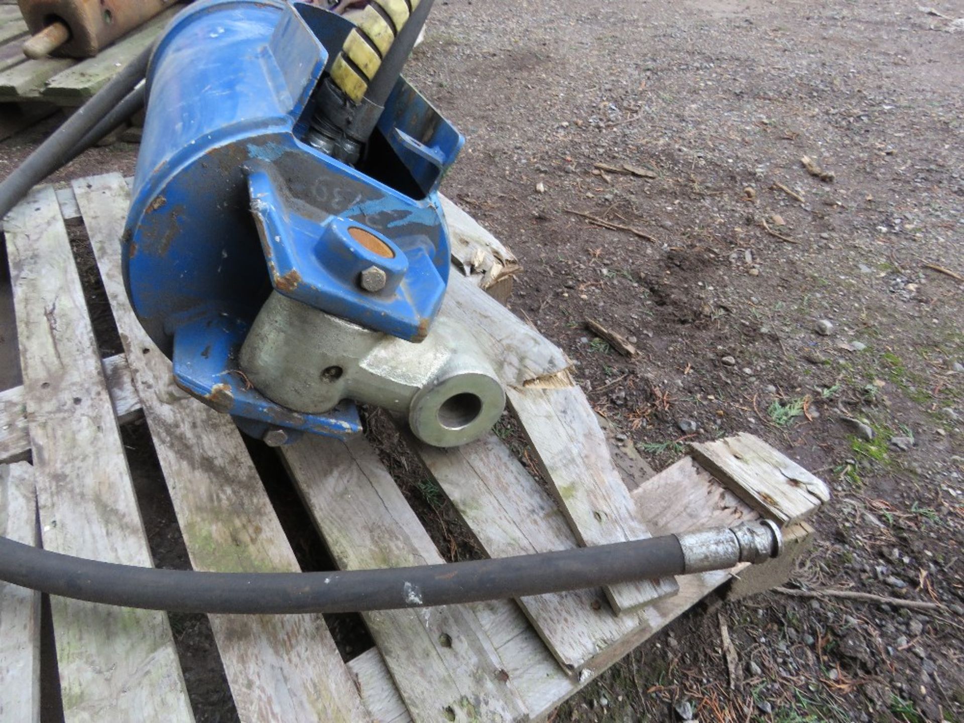 LARGE SIZED AUGER DRIVE HEAD WITH 75MM SQUARE DRIVE SHAFT. - Image 3 of 4