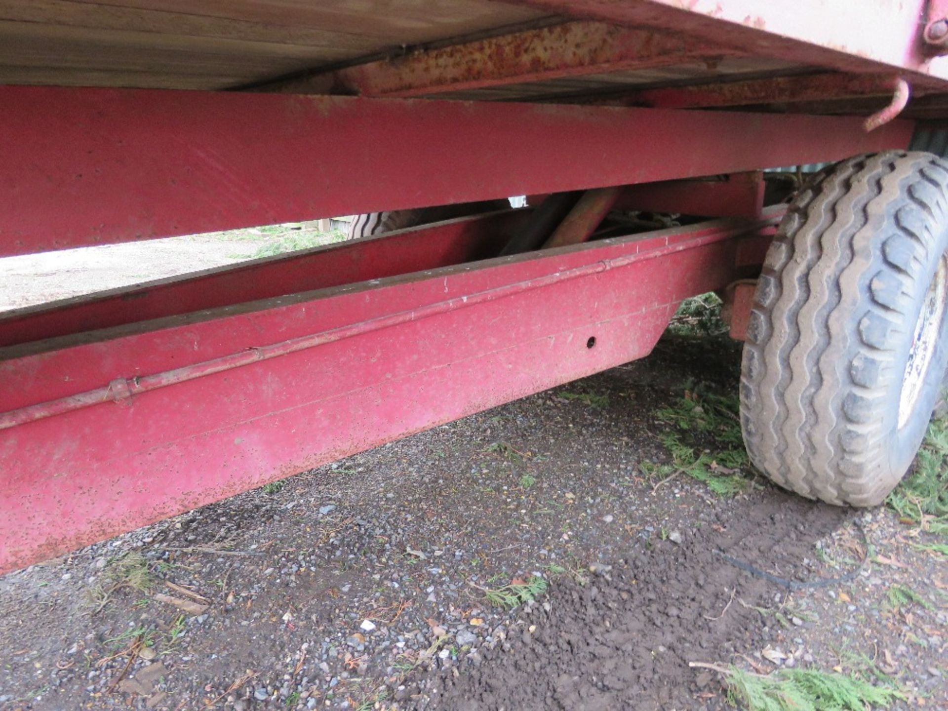 TRACTOR TOWED TWIN AXLED PETTIT GRAIN TIPPING TRAILER, 6 TONNE CAPACITY APPROX. DIRECT FROM LOCAL FA - Image 5 of 7