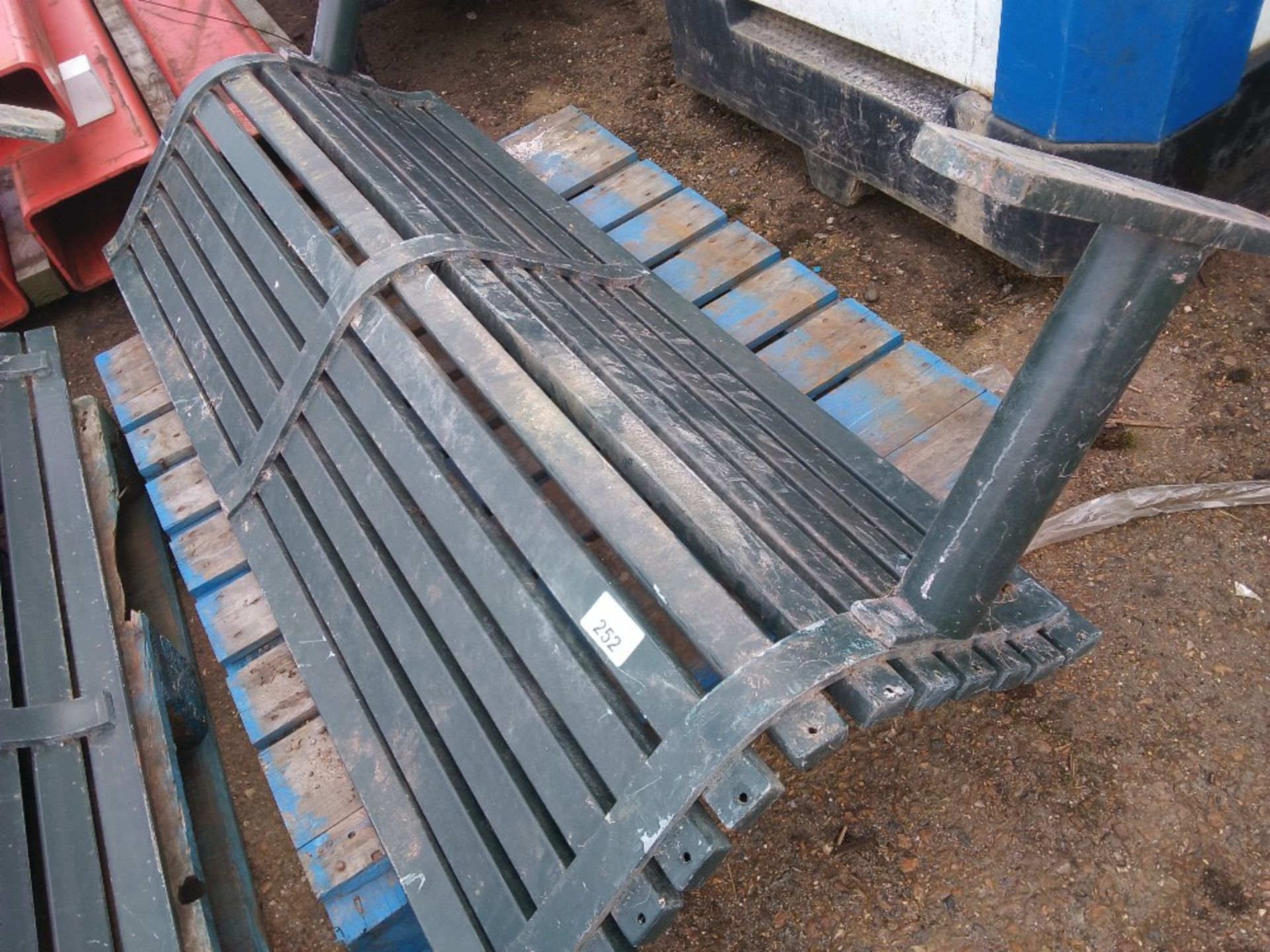 HEAVY DUTY METAL PARK BENCH, 1.8M WIDE, GALVANISED AND GREEN PAINTED. THIS LOT IS SOLD UNDER THE