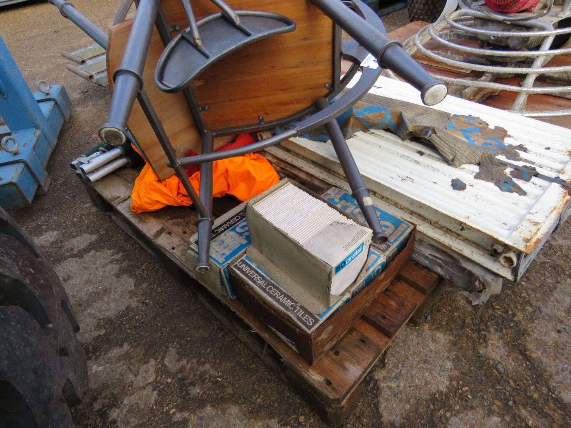 2 X CHAIRS AND ASSORTED SUNDRY ITEMS. THIS LOT IS SOLD UNDER THE AUCTIONEERS MARGIN SCHEME, THERE - Image 4 of 4