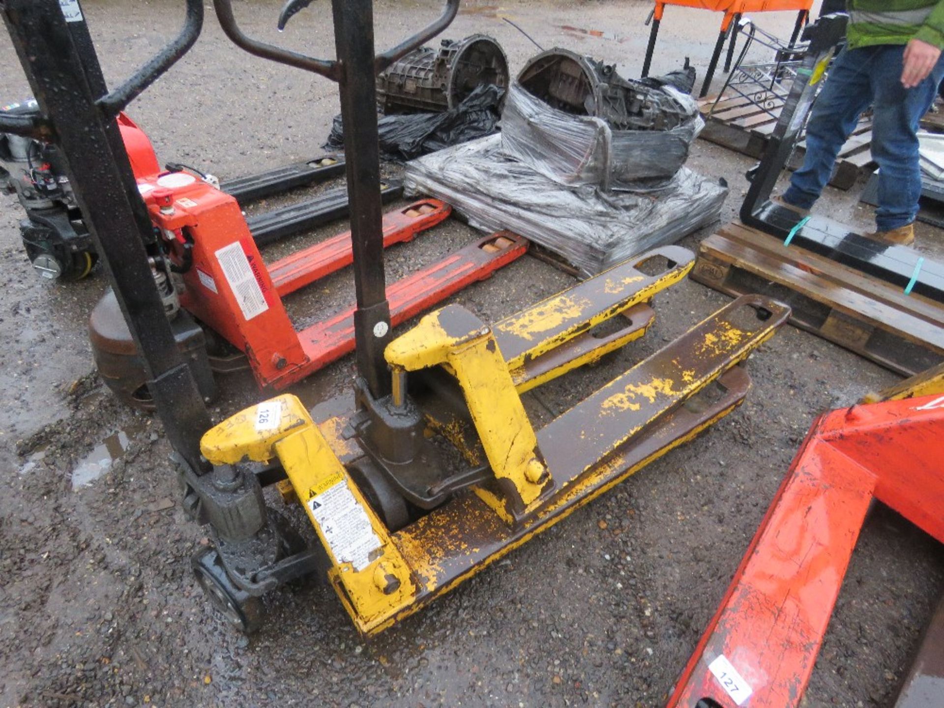 2 X MANUAL PALLET TRUCKS, CONDITION UNKNOWN. SOURCED FROM COMPANY LIQUIDATION. - Image 2 of 3