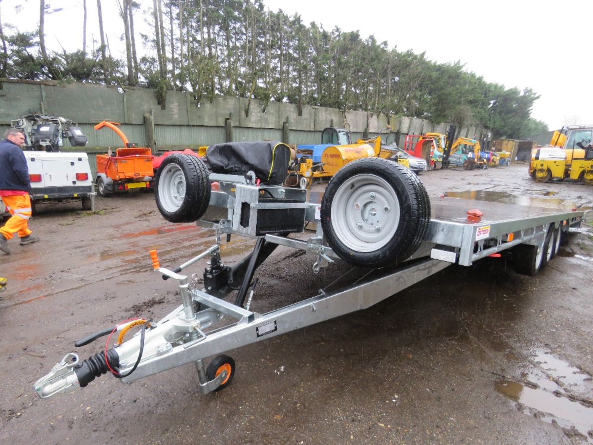 BATESON TILT BED TRIAXLE 3500KG FLAT TRAILER WITH WINCH 22FT LENGTH X 8FT WIDTH. WITH RAMPS UNDERNEA